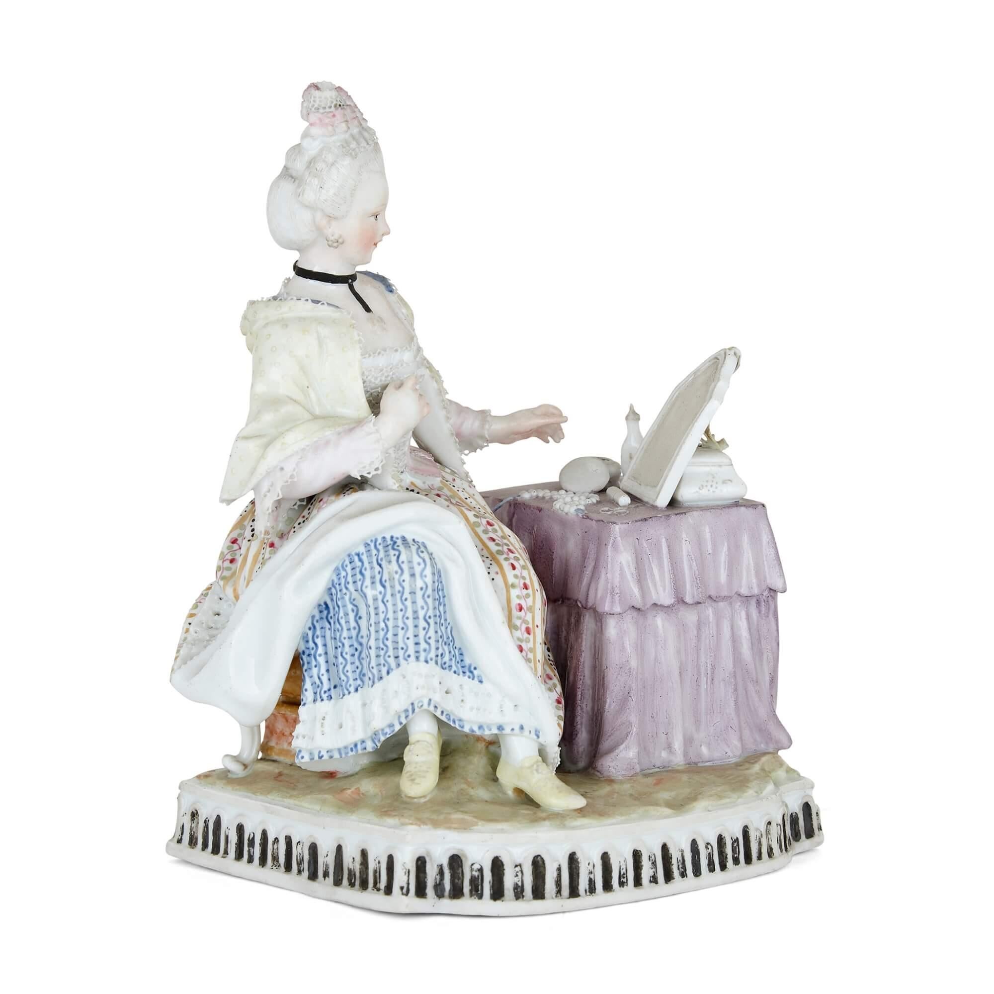 Porzellanfigur einer Frau im Rokoko-Stil von Meissen
Deutsch, 19. Jahrhundert
Höhe 15cm, Breite 12cm, Tiefe 8,5cm

Diese bezaubernde Porzellanfigur stellt eine Frau dar, die an ihrem Frisiertisch sitzt. In einem außergewöhnlich schönen Kleid sitzt