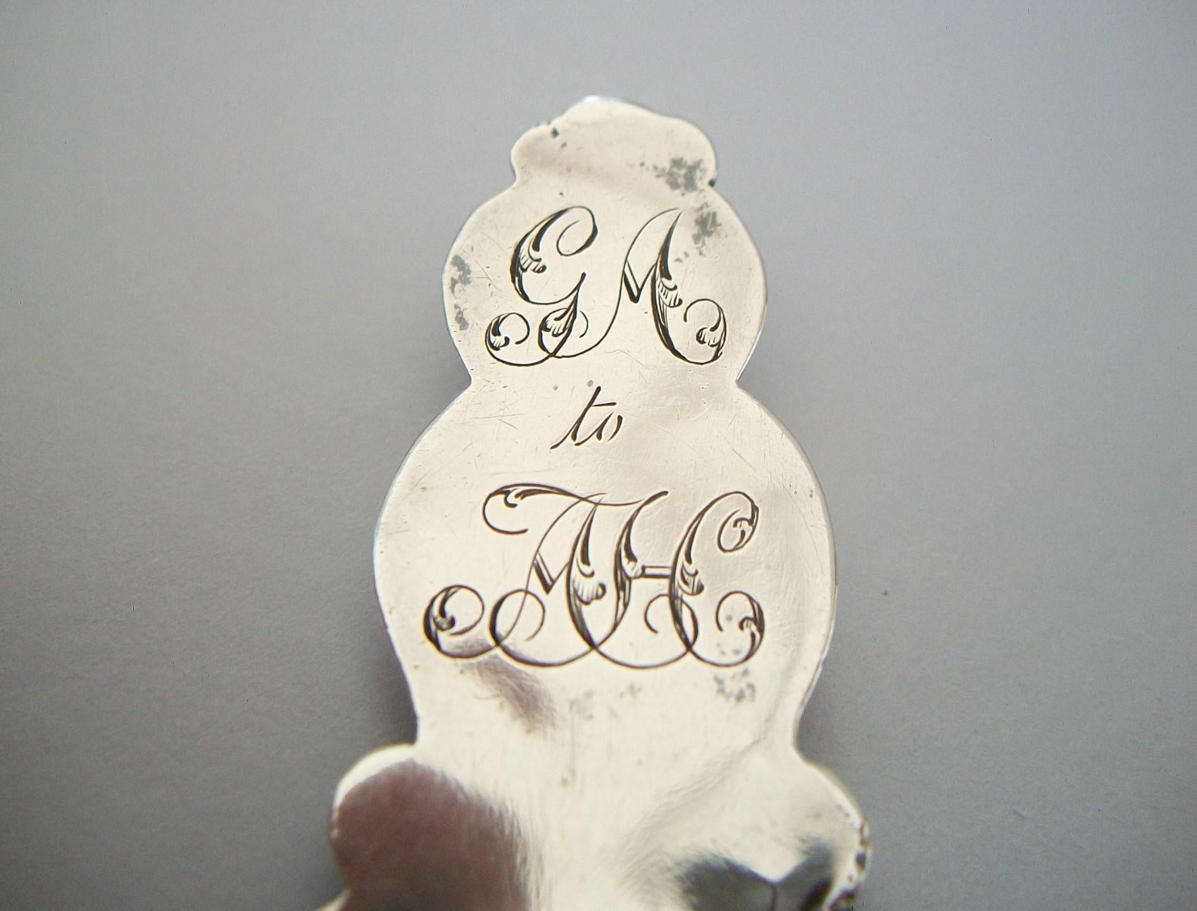 Cuchara para el té de plata repujada de estilo rococó, Reino Unido, mediados del siglo XIX en venta 1