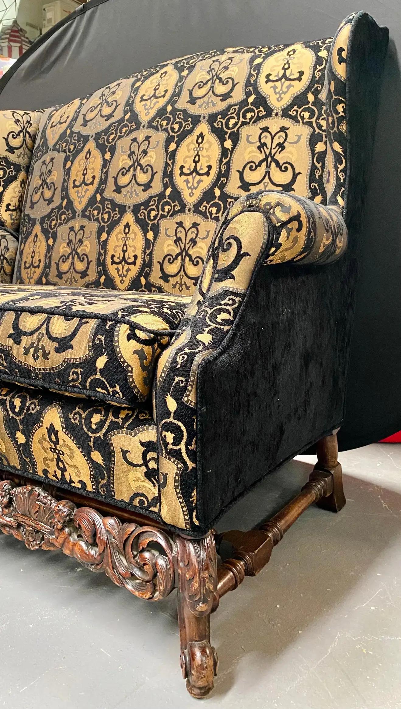 Canapé ou sofa italien de style Revive rococo, tapisserie noire et beige, une paire en vente 6
