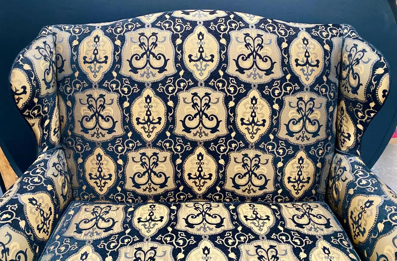 20ième siècle Canapé ou sofa italien de style Revive rococo, tapisserie noire et beige, une paire en vente