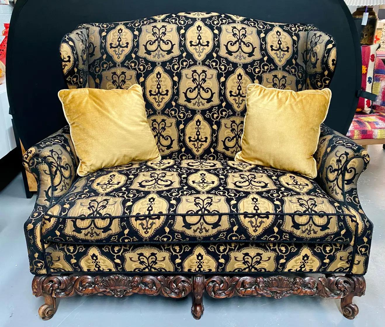 Canapé ou sofa italien de style Revive rococo, tapisserie noire et beige, une paire en vente 1