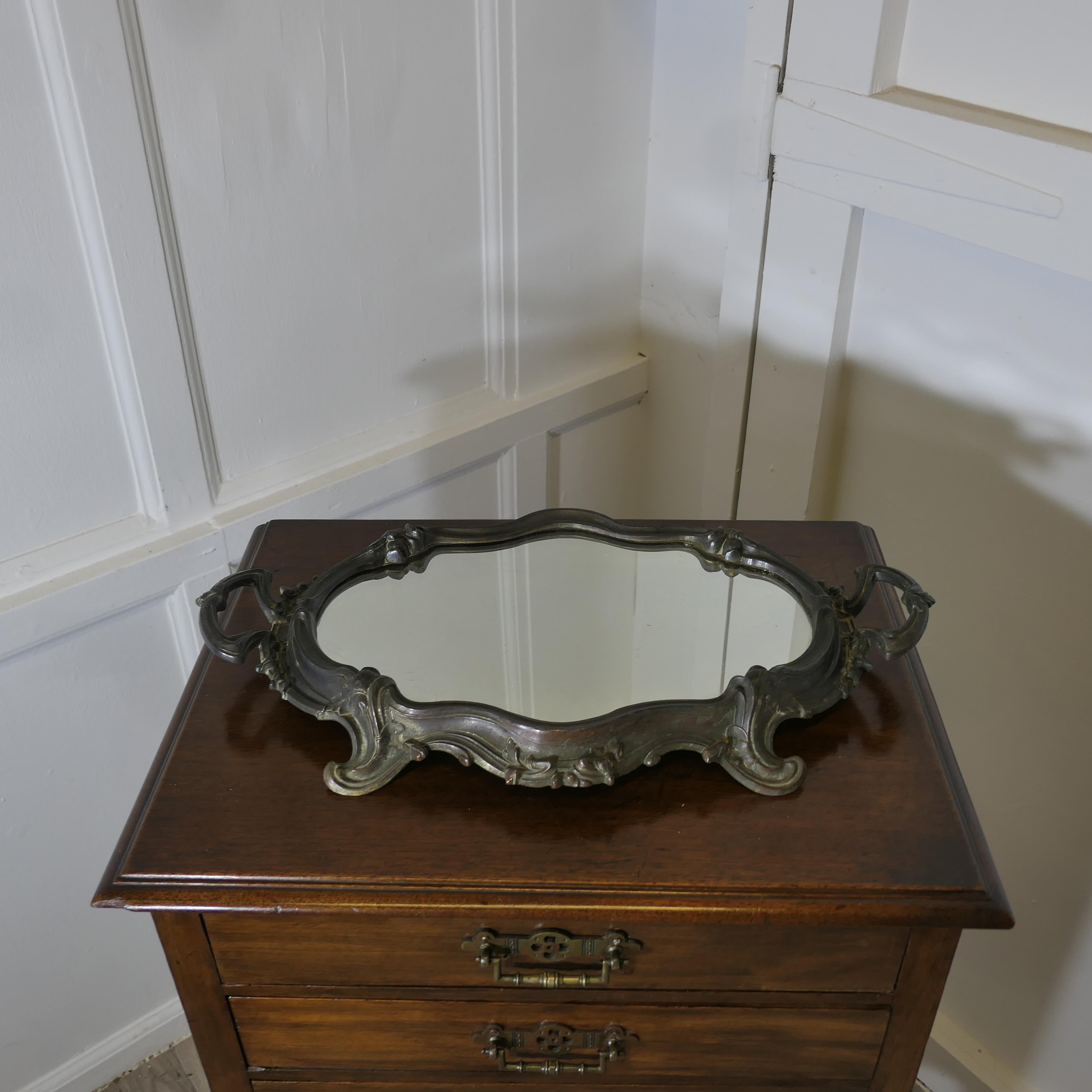 Plateau à miroir, plateau à vin, buffet de style Rococo en métal argenté Bon état - En vente à Godshill, Isle of Wight