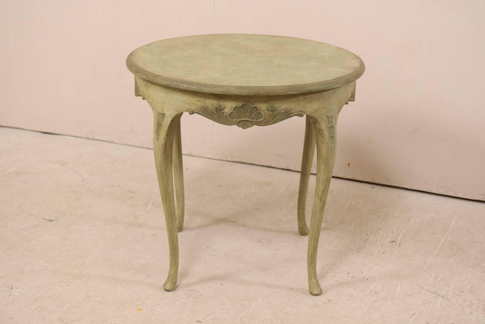 Rococo Table d'appoint suédoise ronde en bois peint de style rococo avec motifs de coquillages en vente