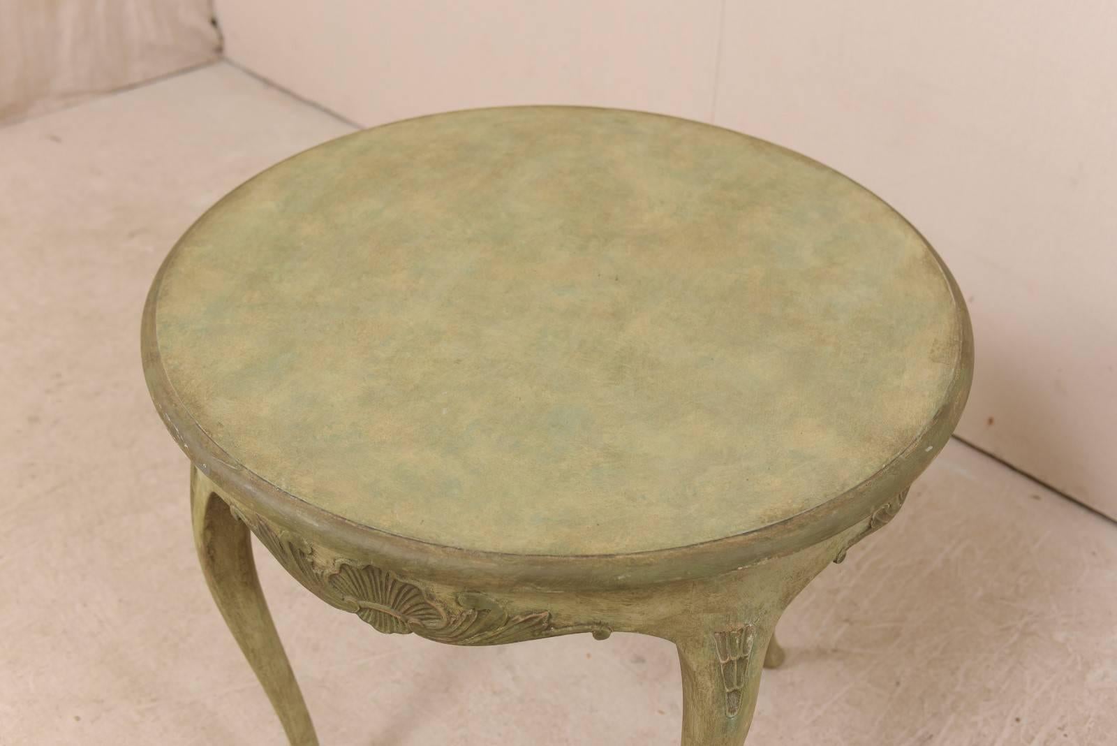 Table d'appoint suédoise ronde en bois peint de style rococo avec motifs de coquillages Bon état - En vente à Atlanta, GA