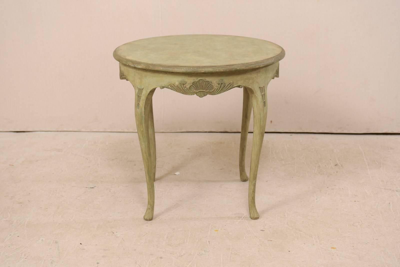 Bois Table d'appoint suédoise ronde en bois peint de style rococo avec motifs de coquillages en vente