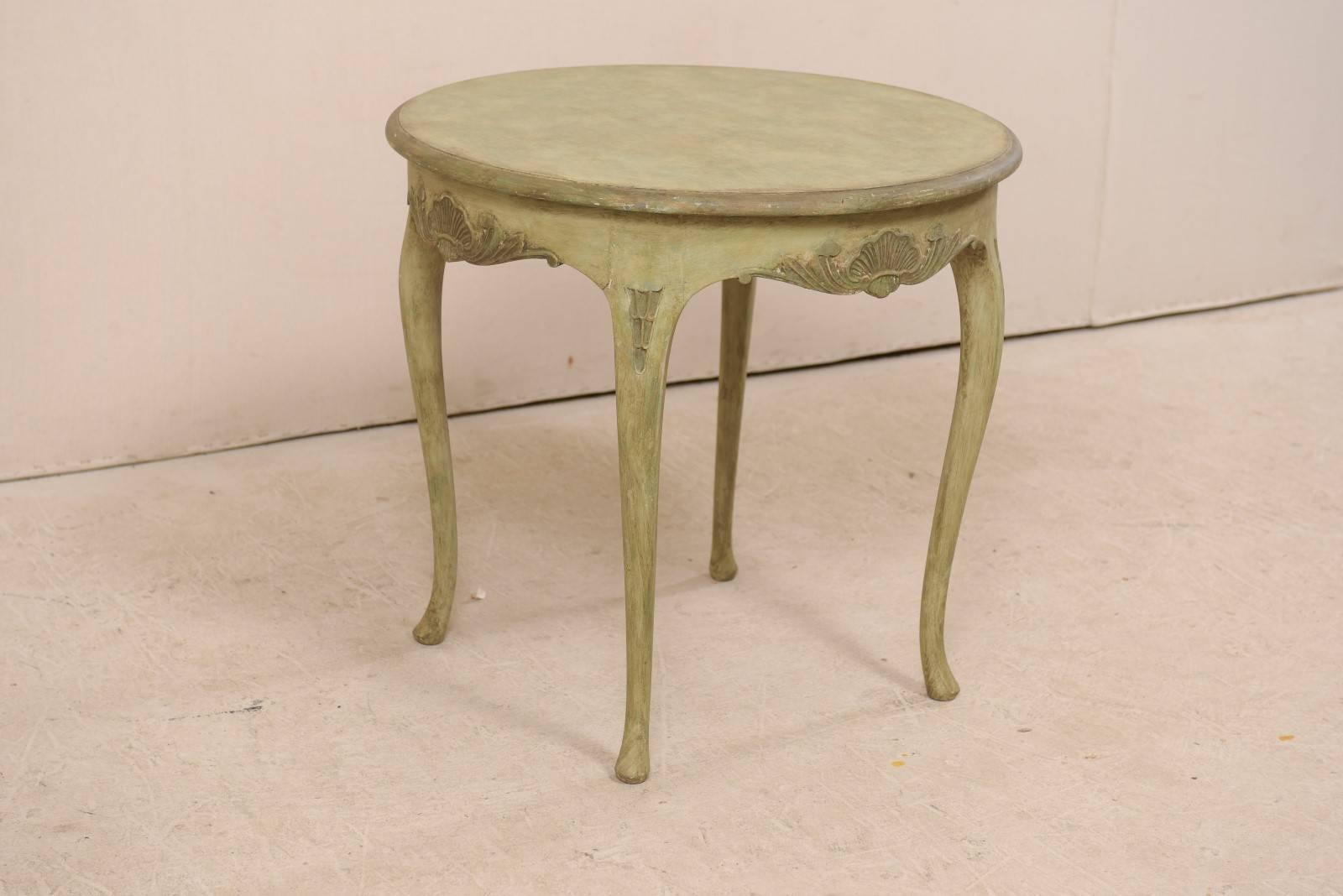 Table d'appoint suédoise ronde en bois peint de style rococo avec motifs de coquillages en vente 1