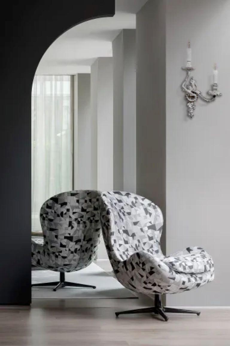 Applique a due luci in bronzo fuso in stile rococò, caratterizzato da sinuosi intrecci di foglie e rami tipici dello stile Luigi XV.

 La finitura avorio patinato trasforma un classico del passato in una lampada dal sapore contemporaneo.
