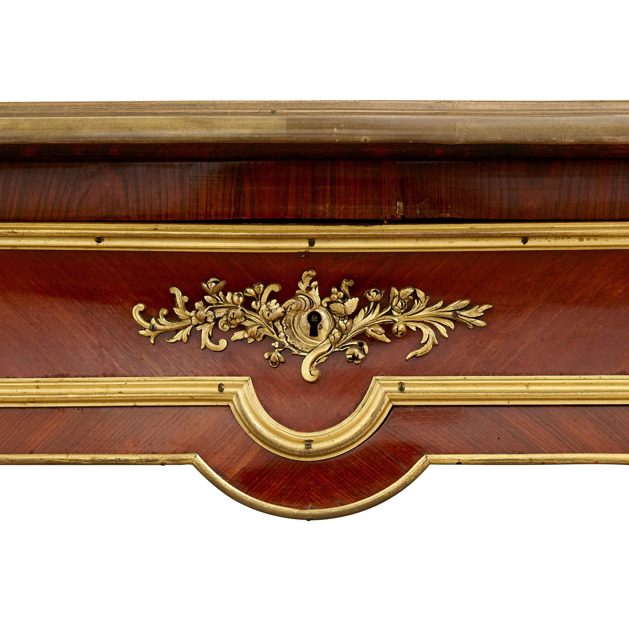 Louis XV Bureau de style rococo monté sur bronze doré en vente