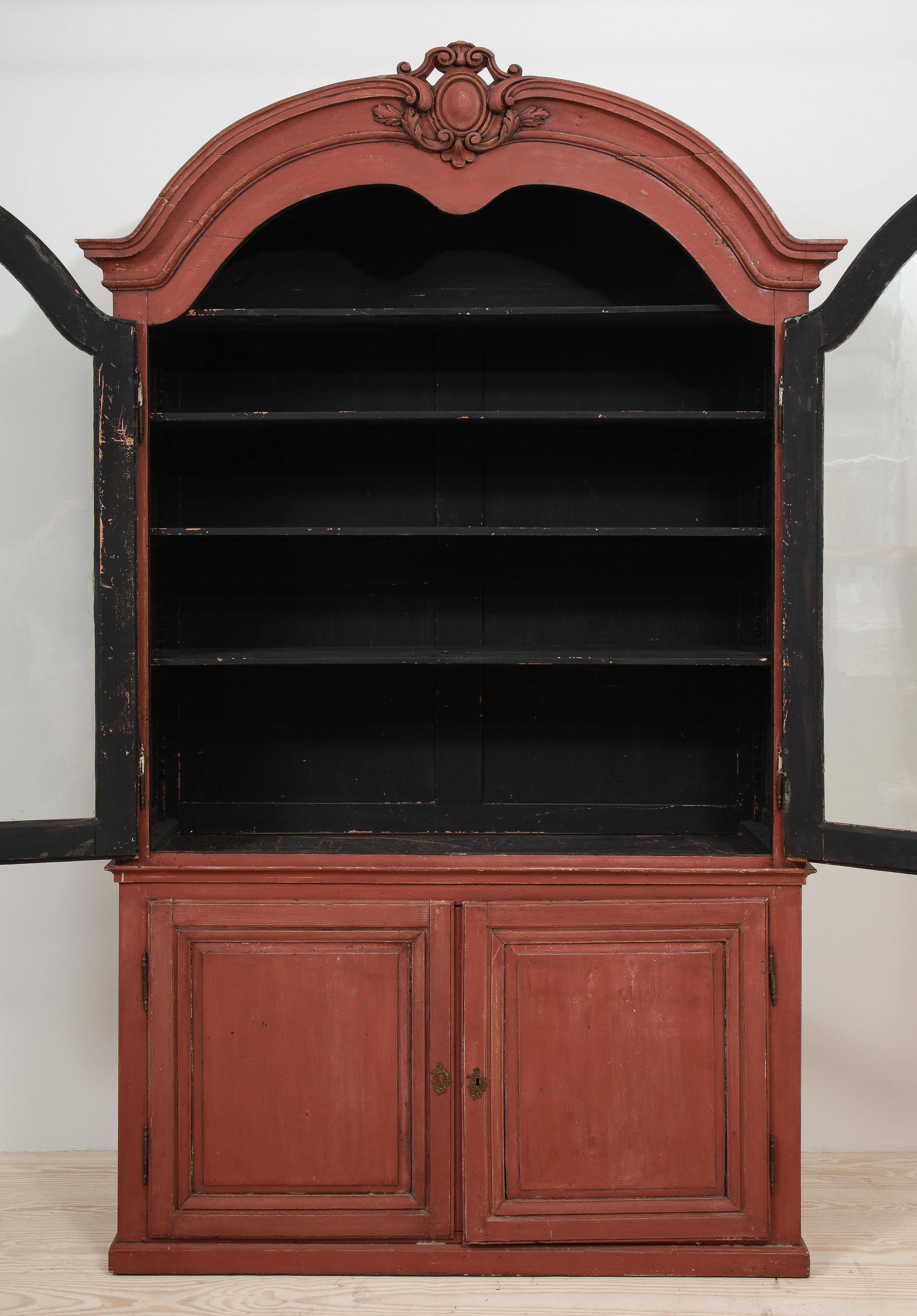 Armario rococó sueco del siglo XVIII con puertas de cristal, Suecia, circa 1760-1775 Rococó en venta