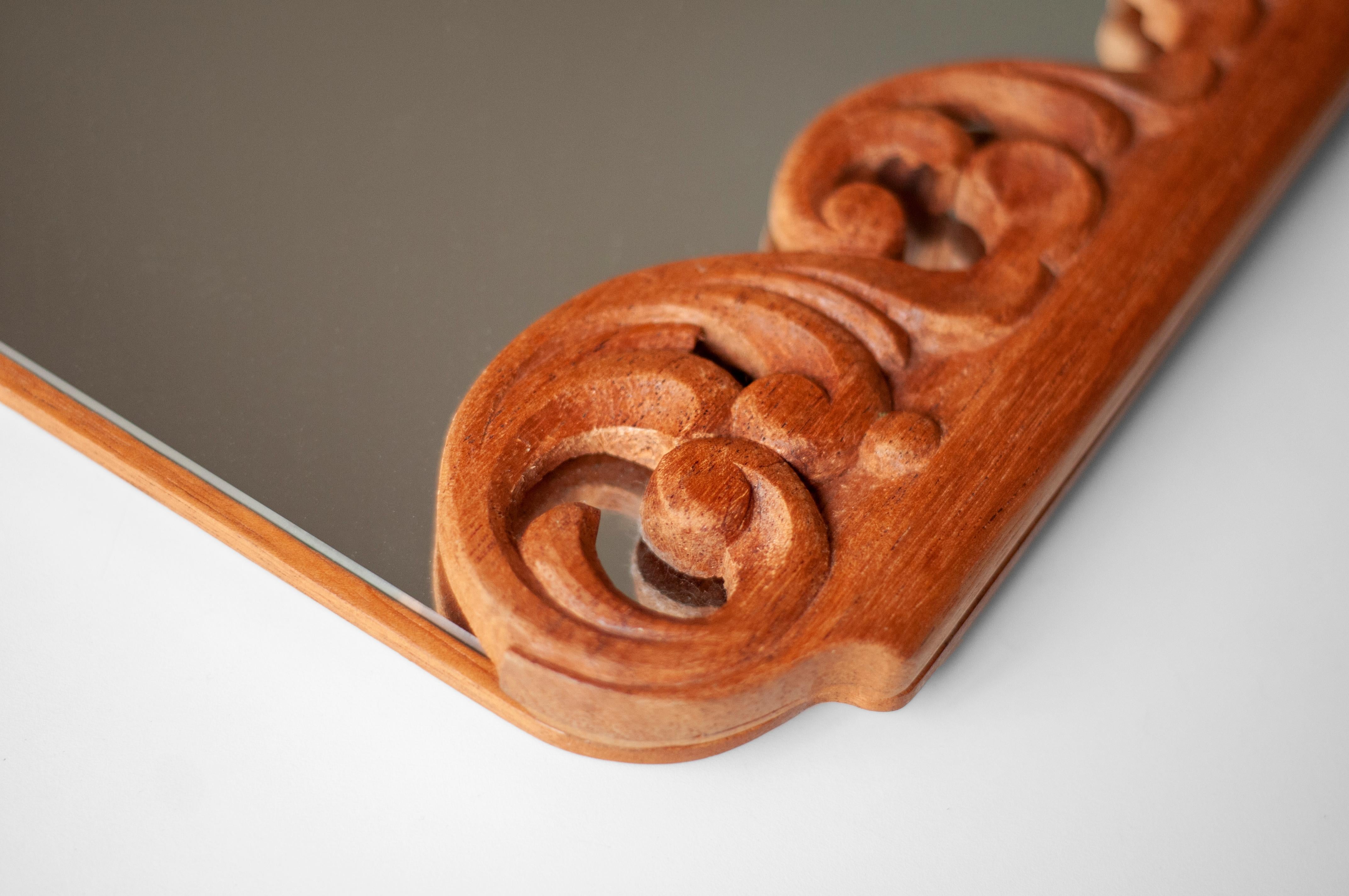 This tray is made in solid pink cedar wood hand carved by the craftsman Rondinelly Santos, specialized in sacred art, in Minas Gerais, Brazil

The flowing design of the acanthus scrolls and leaves comes creates a depth effect, playng with