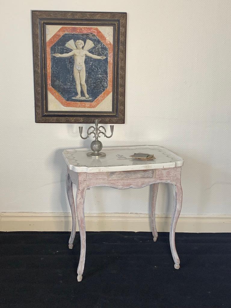 Schwedischer Tabletttisch aus der Zeit um 1770. Tisch mit geschwungenen Beinen und einer Platte aus Fayence. Der Deckel ist am äußeren Rand mit einer Girlande und in der Mitte mit einer Urne verziert. Der Deckel hat ein paar kleine Risse. Die Beine