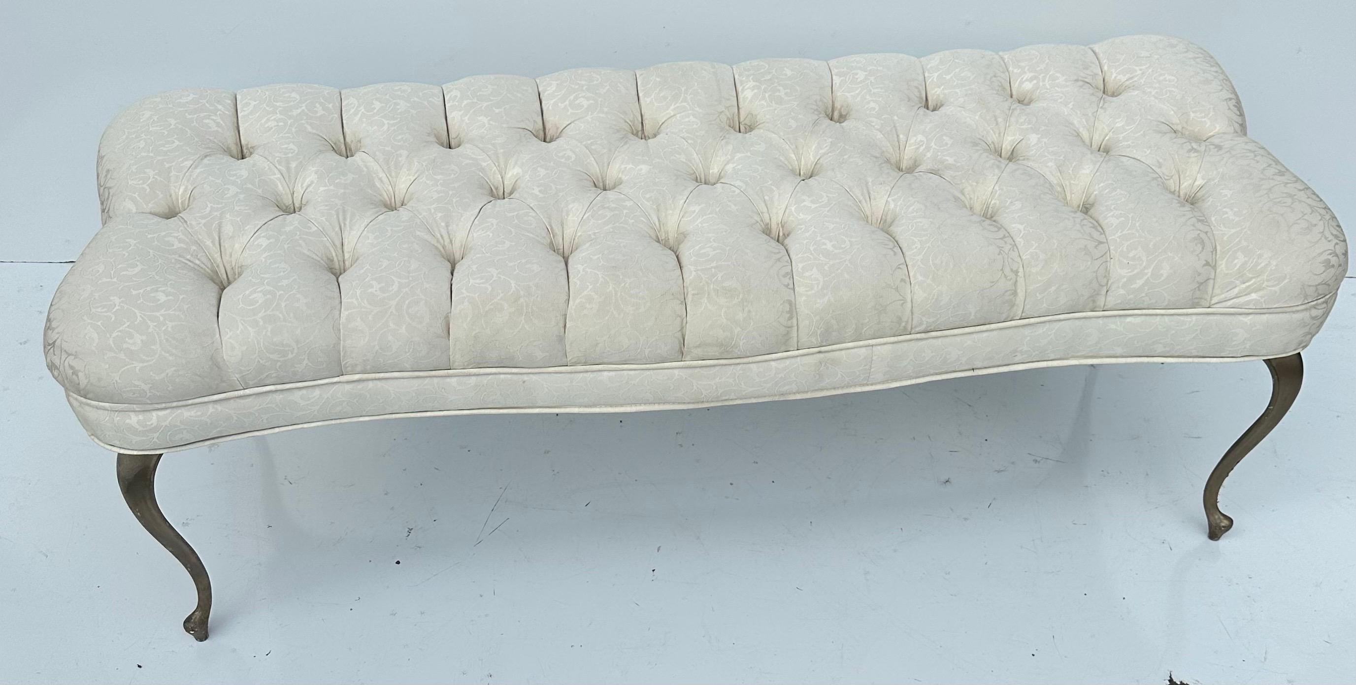 Banc touffeté de style Rococo avec pieds en laiton.
Parfait pour la fin du lit.