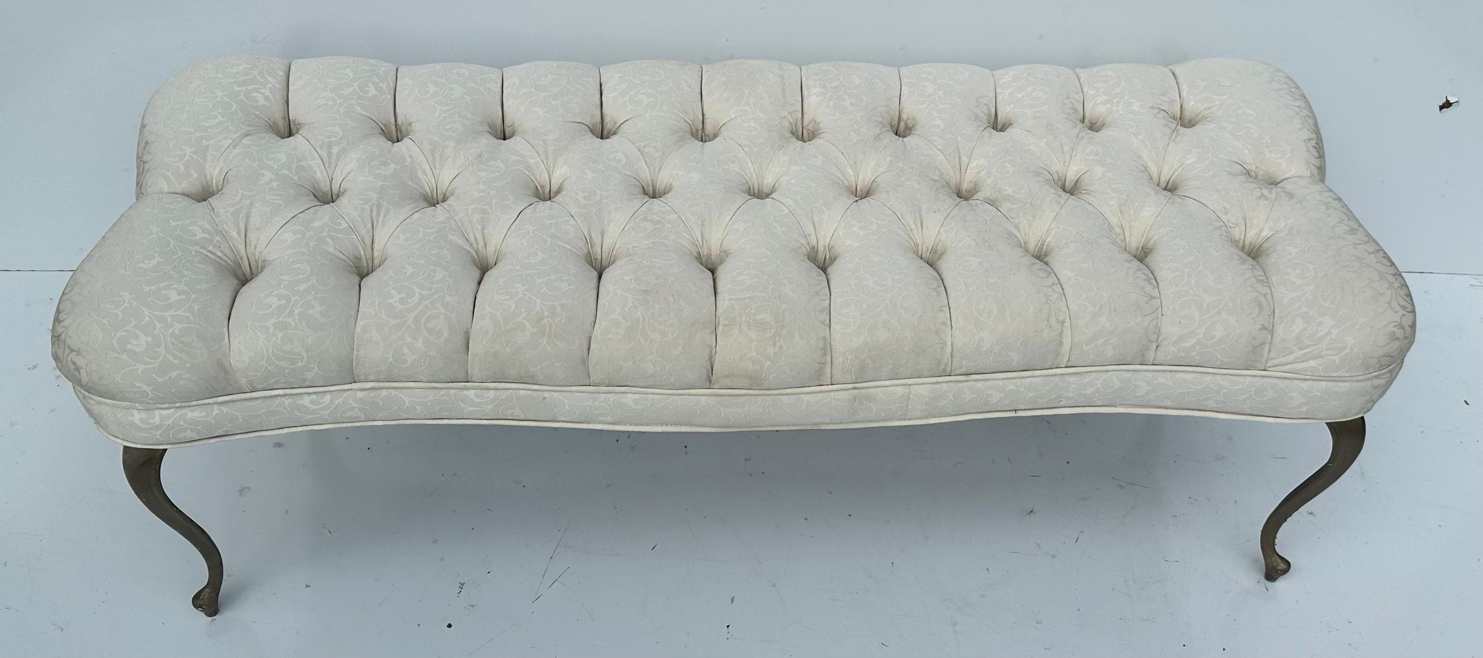 Rococo Banc touffeté rococo avec pieds en laiton en vente