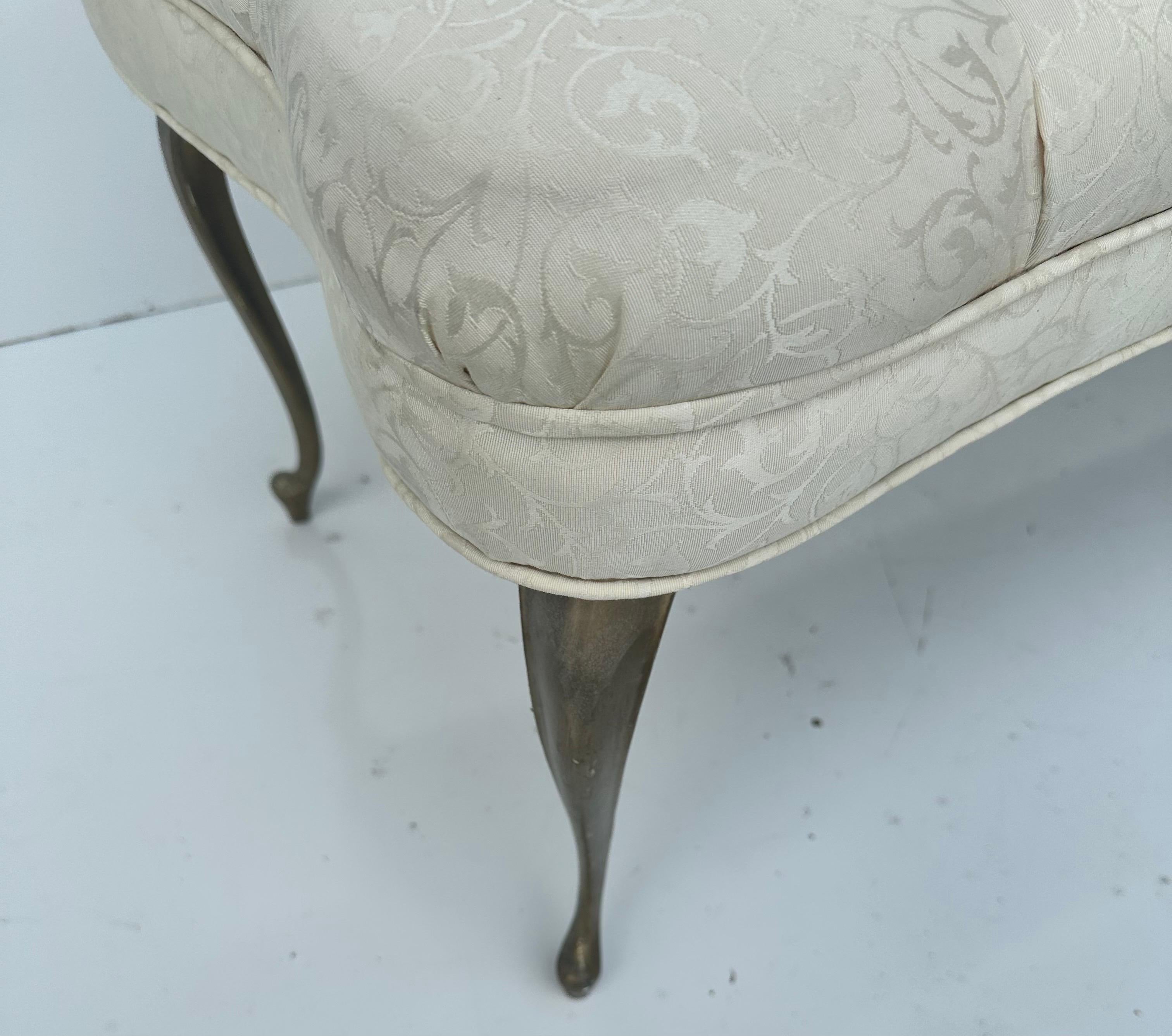 Américain Banc touffeté rococo avec pieds en laiton en vente