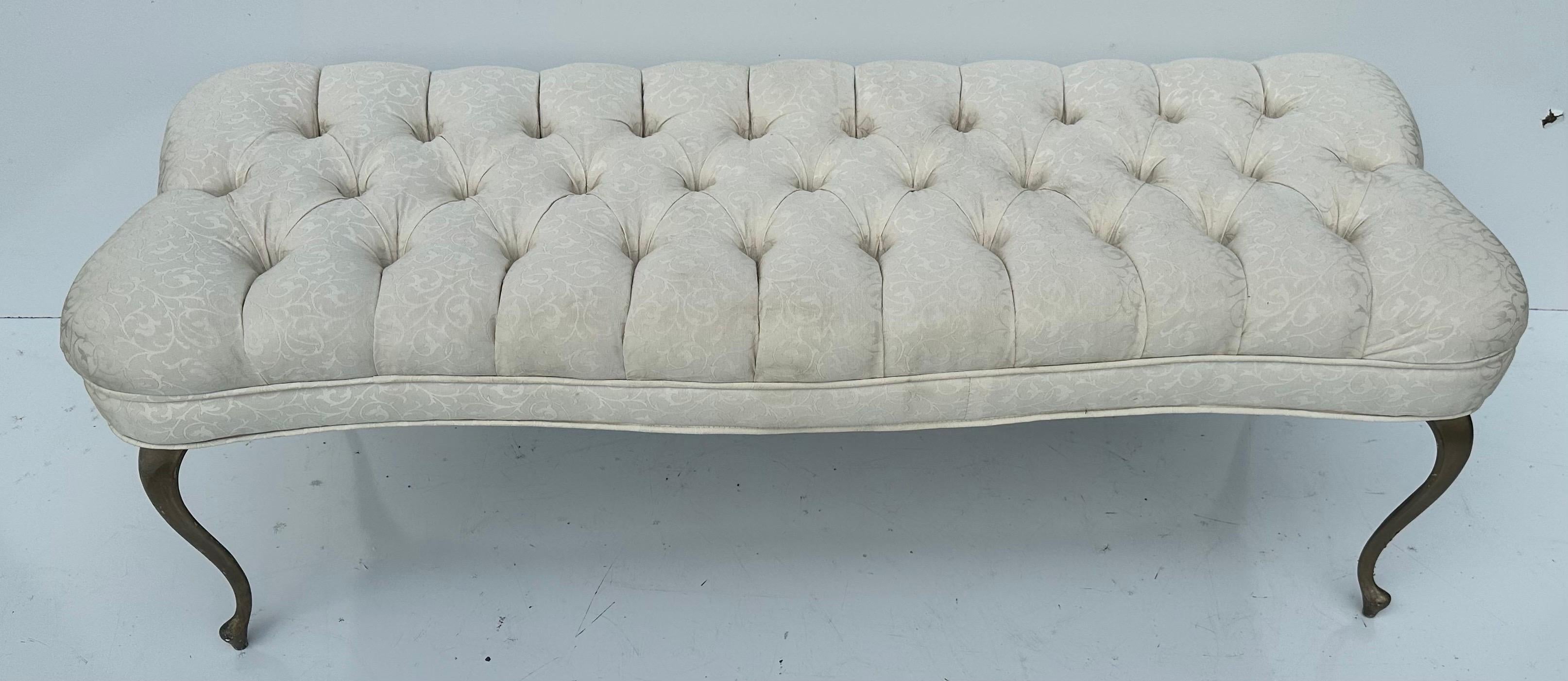 Banc touffeté rococo avec pieds en laiton Bon état - En vente à Miami, FL