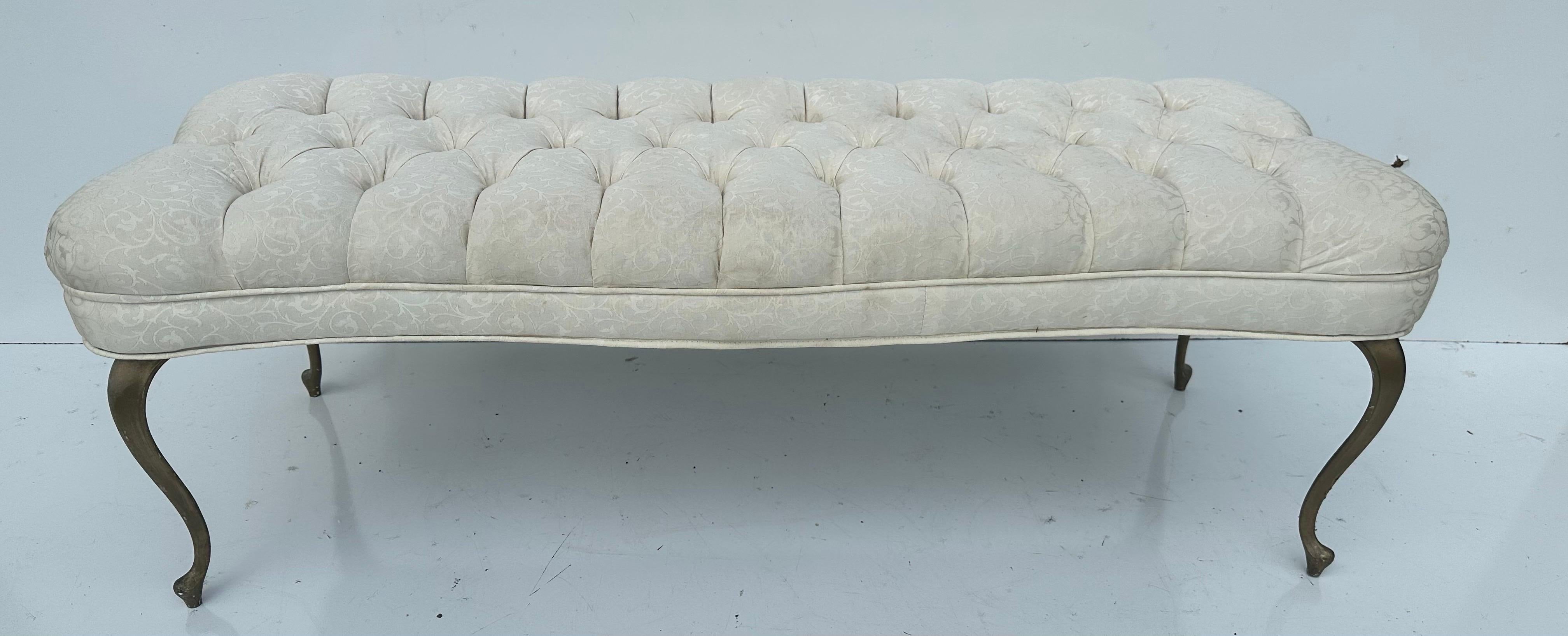 Laiton Banc touffeté rococo avec pieds en laiton en vente