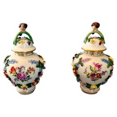 Deux vases en porcelaine à couvercle de style rococo, début du XXe siècle, Potschappel, Carl Thieme, Dresde