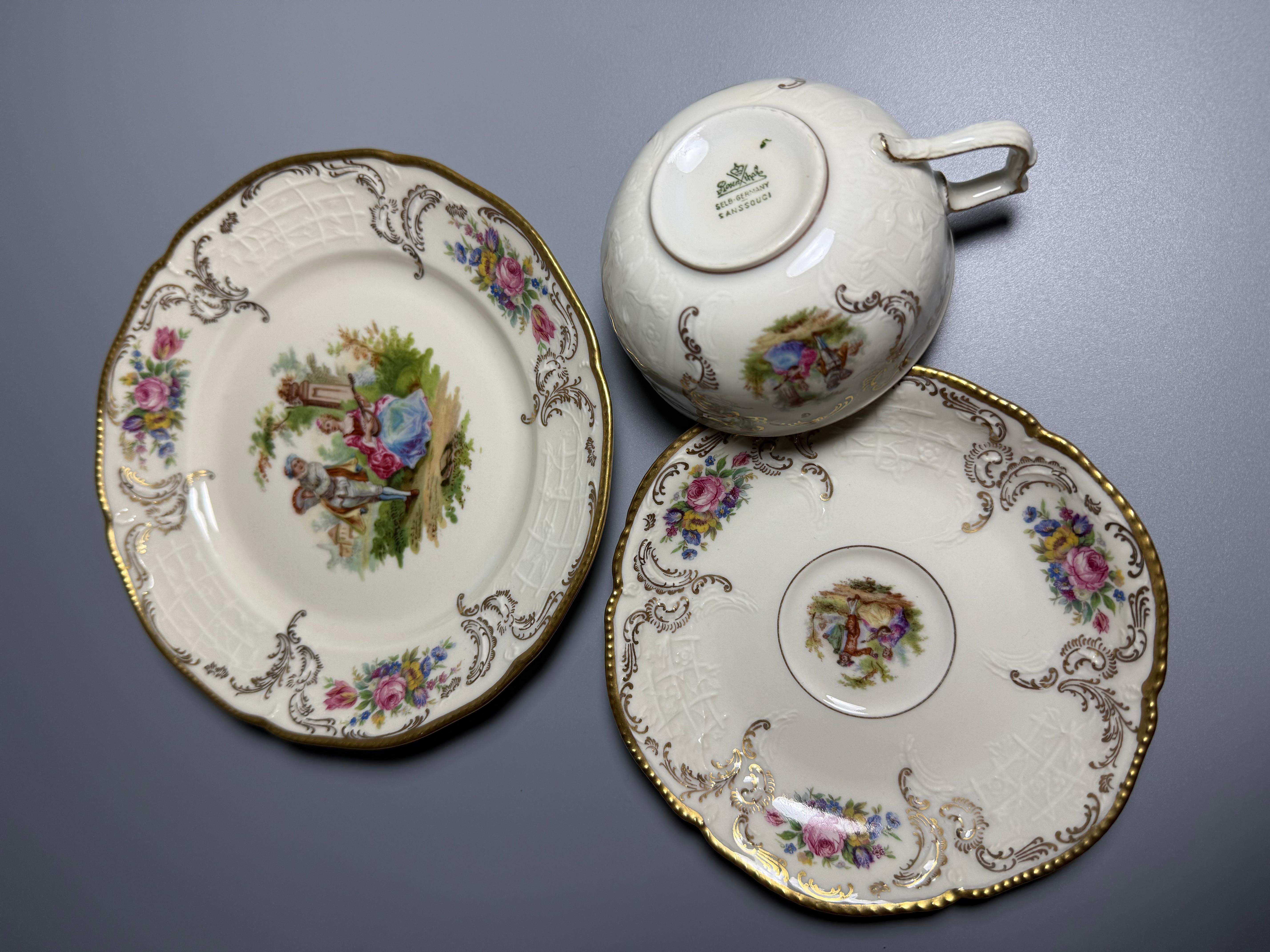 Estilo rococó Rosenthal Alemania 
Serie Sanssouci 
Taza de café/té con salsas y plato de postre
Placa d 17,5 cm
Salsa 13,5 cm
Taza d 9 cm h 5 cm
La porcelana Finest tiene un bonito color marfil intenso, motivos florales y escenas románticas 
Además
