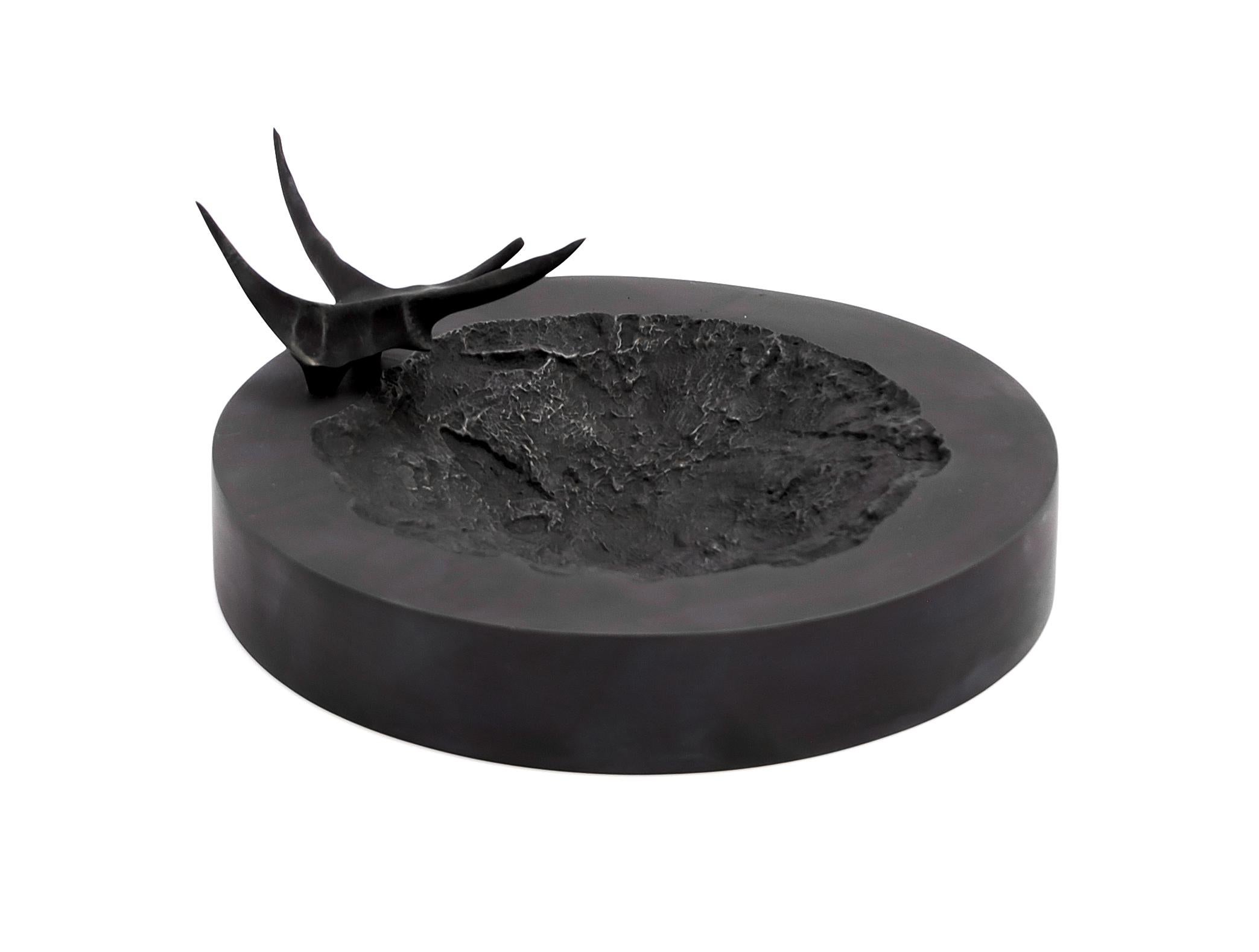 Rod bowl by Fakasaka Design
Dimensions: W 19.5 cm D 19.5 cm H 3.5cm.
Materials: dark bronze.

Rod bowl / ashtray / centerpiece / candle holder / card holder.

 FAKASAKA is a design company focused on production of high-end furniture, lighting,