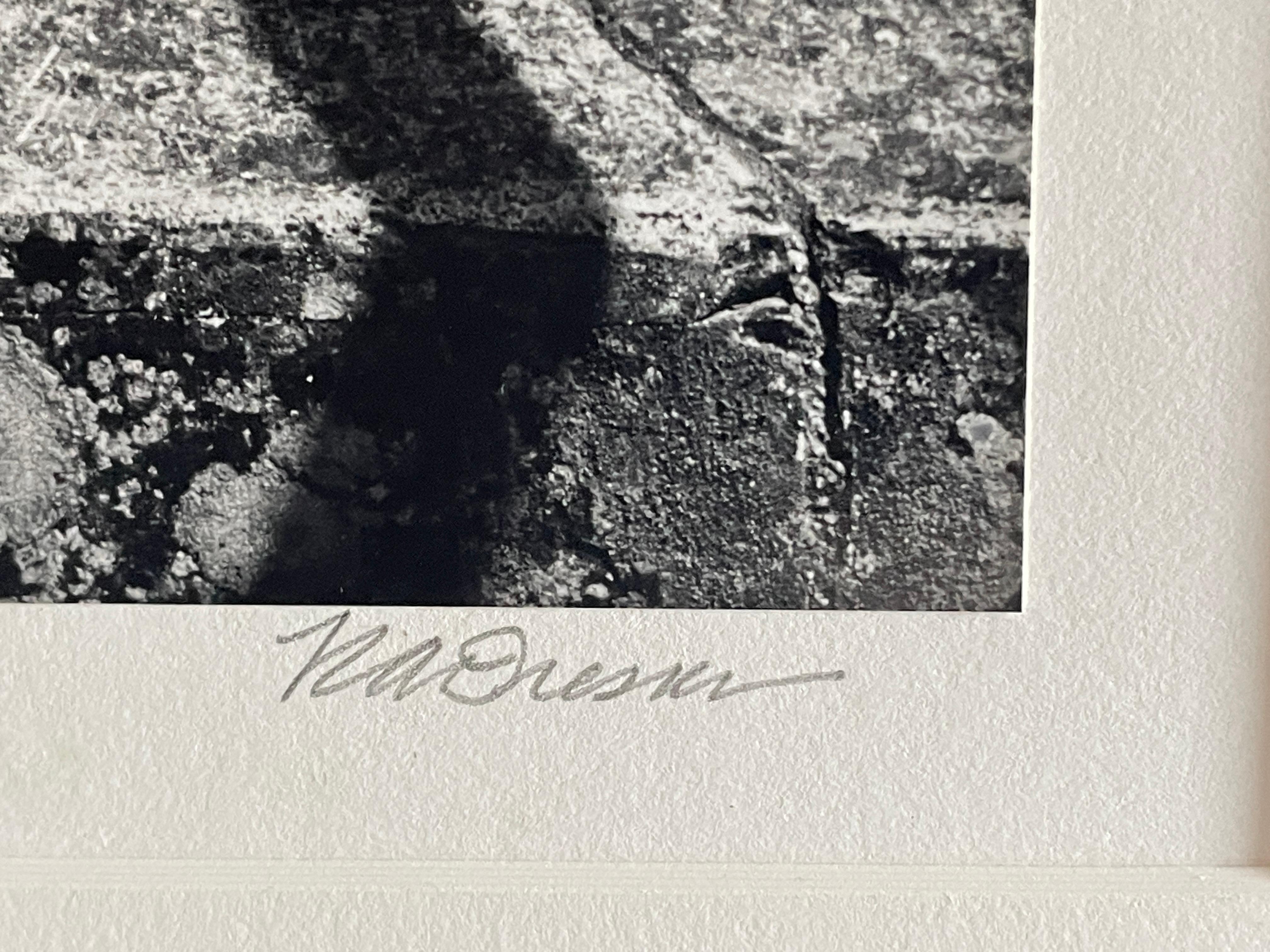 Cette photographie géométrique au graphisme fort est imprimée de manière experte par l'artiste. Très bon état. Un seul propriétaire.