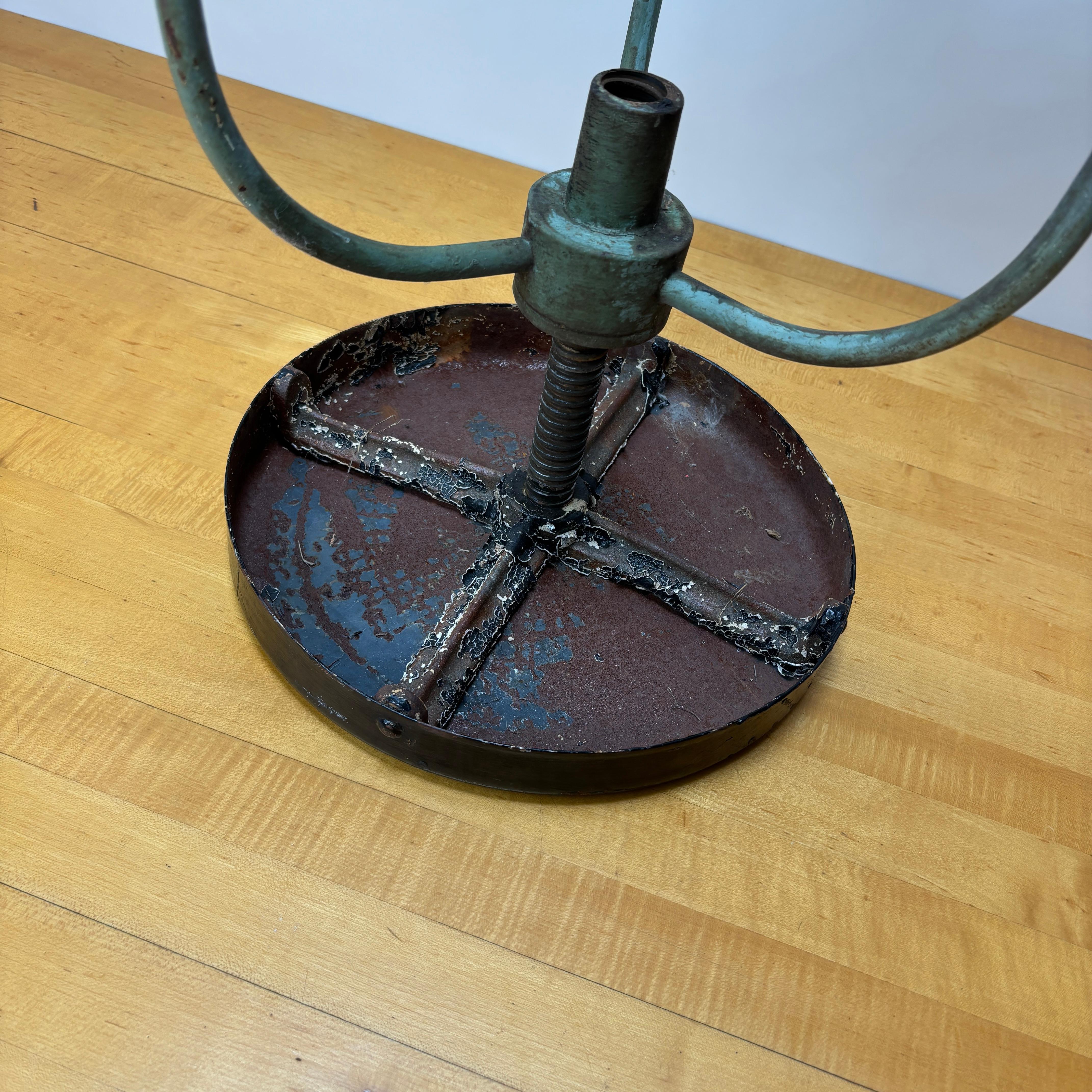 Américain Tabouret réglable à tige de fer des années 1920 en vente