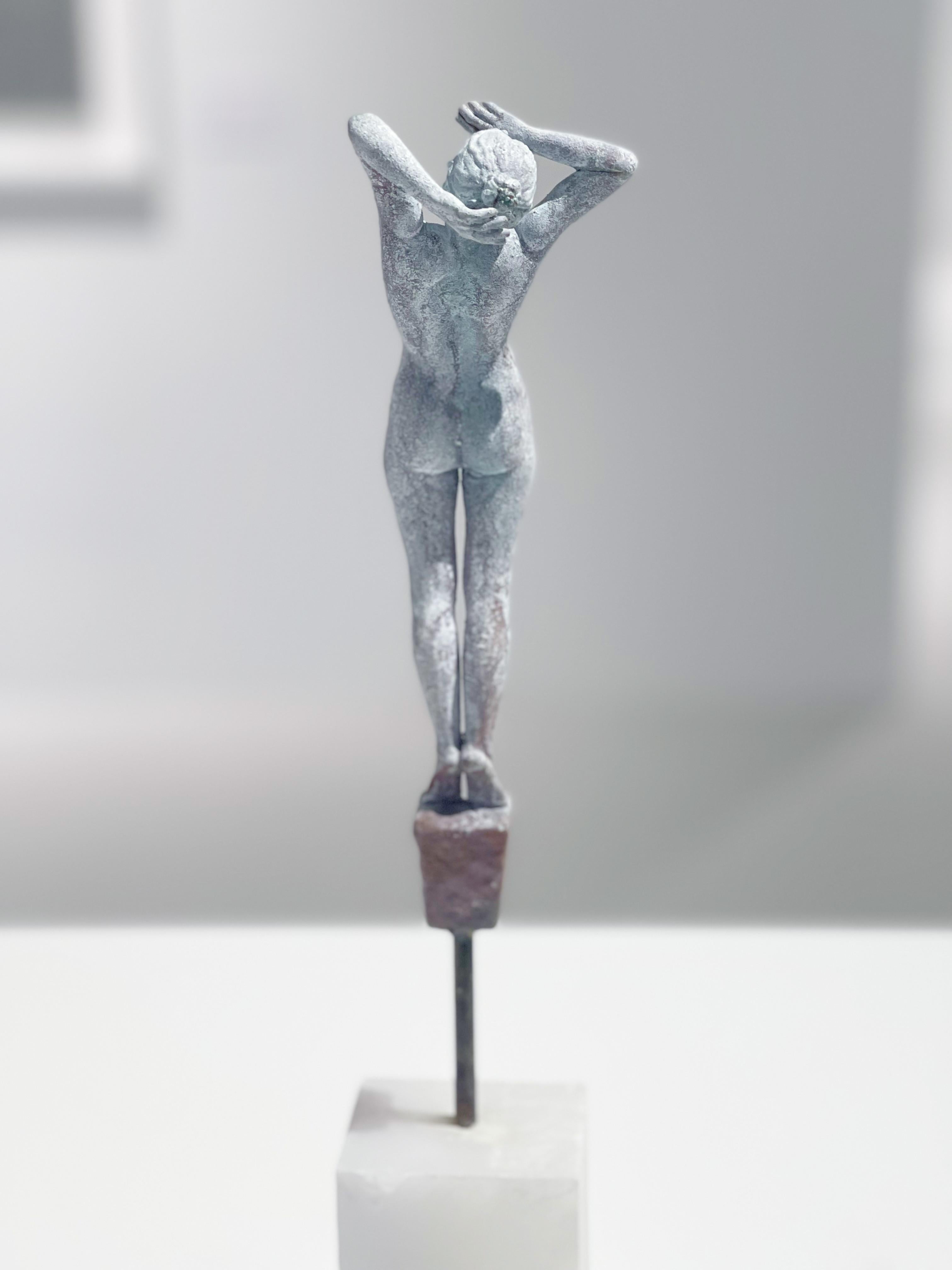 Lilliputien #20 par Rod Moorhead. Sculpture figurative. 3
