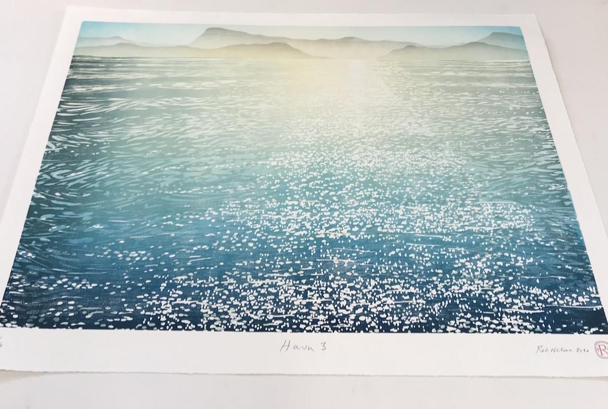 Peinture de paysage marin Hawk 3, art côtier, art océanique, art bleu et blanc, maison de plage - Gris Abstract Painting par Rod Nelson 