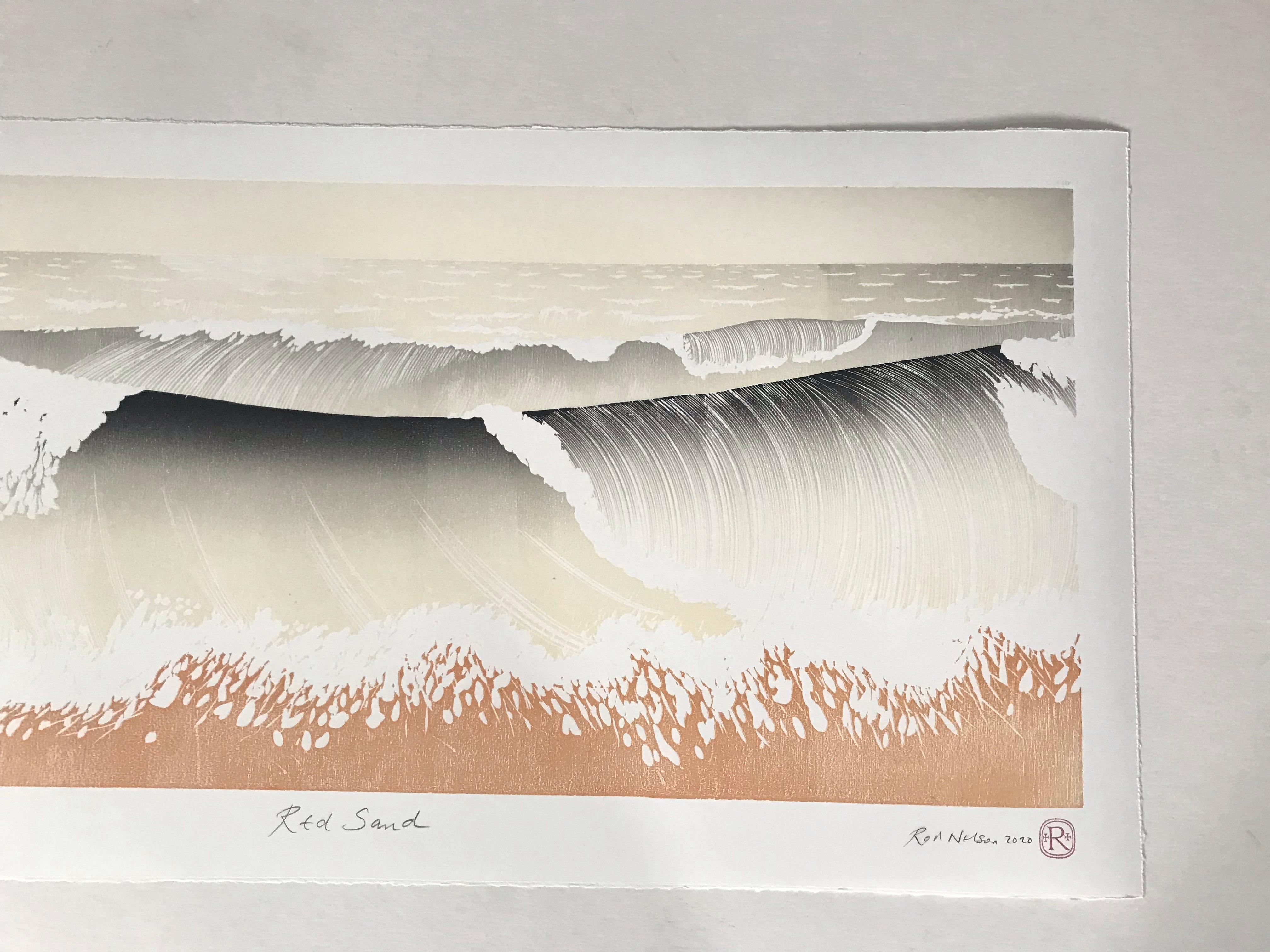 Arena roja, Grabado xilográfico, Grabado tradicional de estilo japonés, Arte de la casa de la playa - Figurative Print Beige de Rod Nelson 