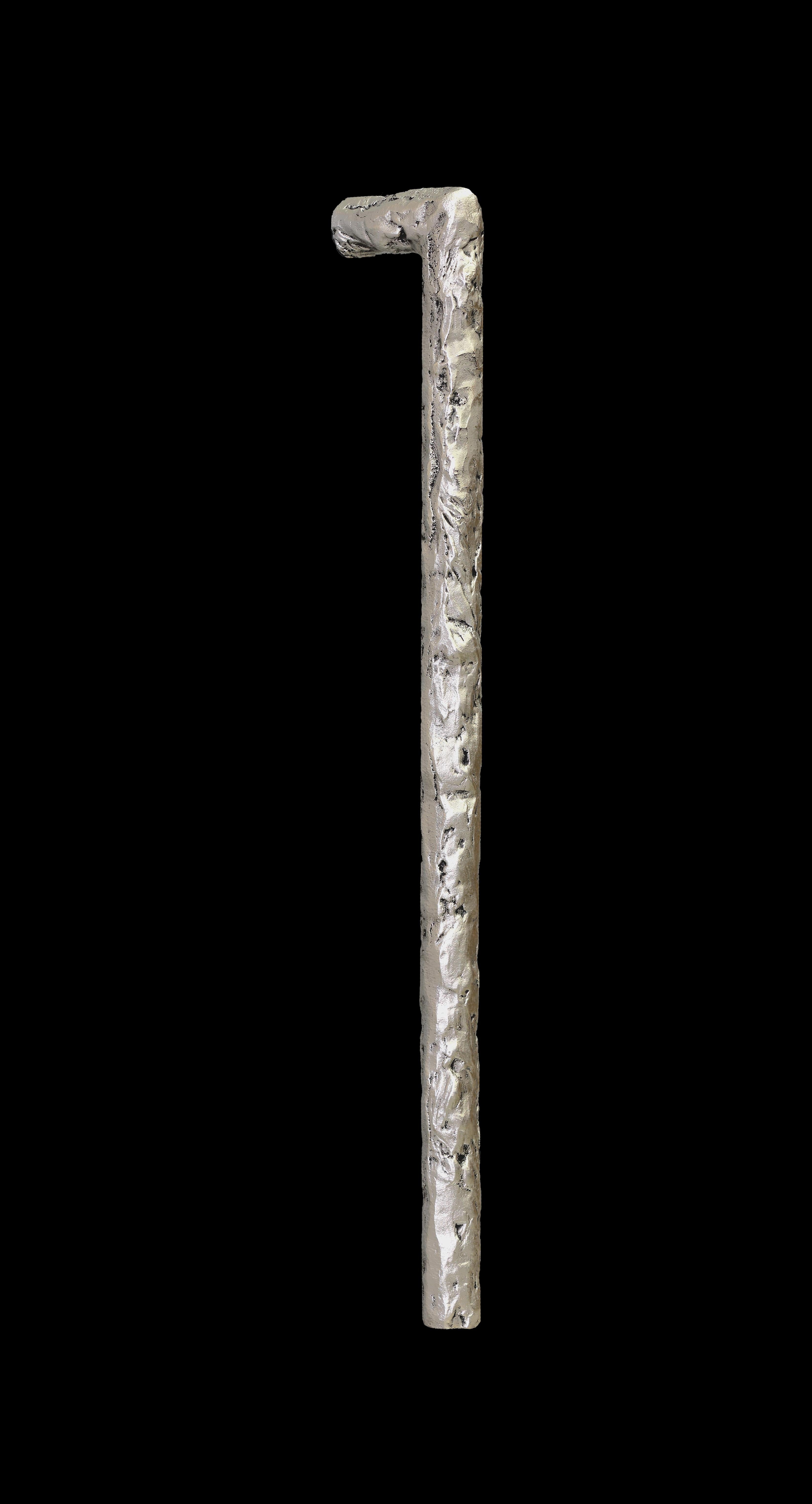 aplique de varilla:
El aplique Rod fue diseñado por Stéphanie Balini en 2024. Destaca tanto por su presencia como por su elegante sencillez. Una sencilla barra de nikel de bronce emerge y cae a lo largo de la pared, proporcionando una iluminación