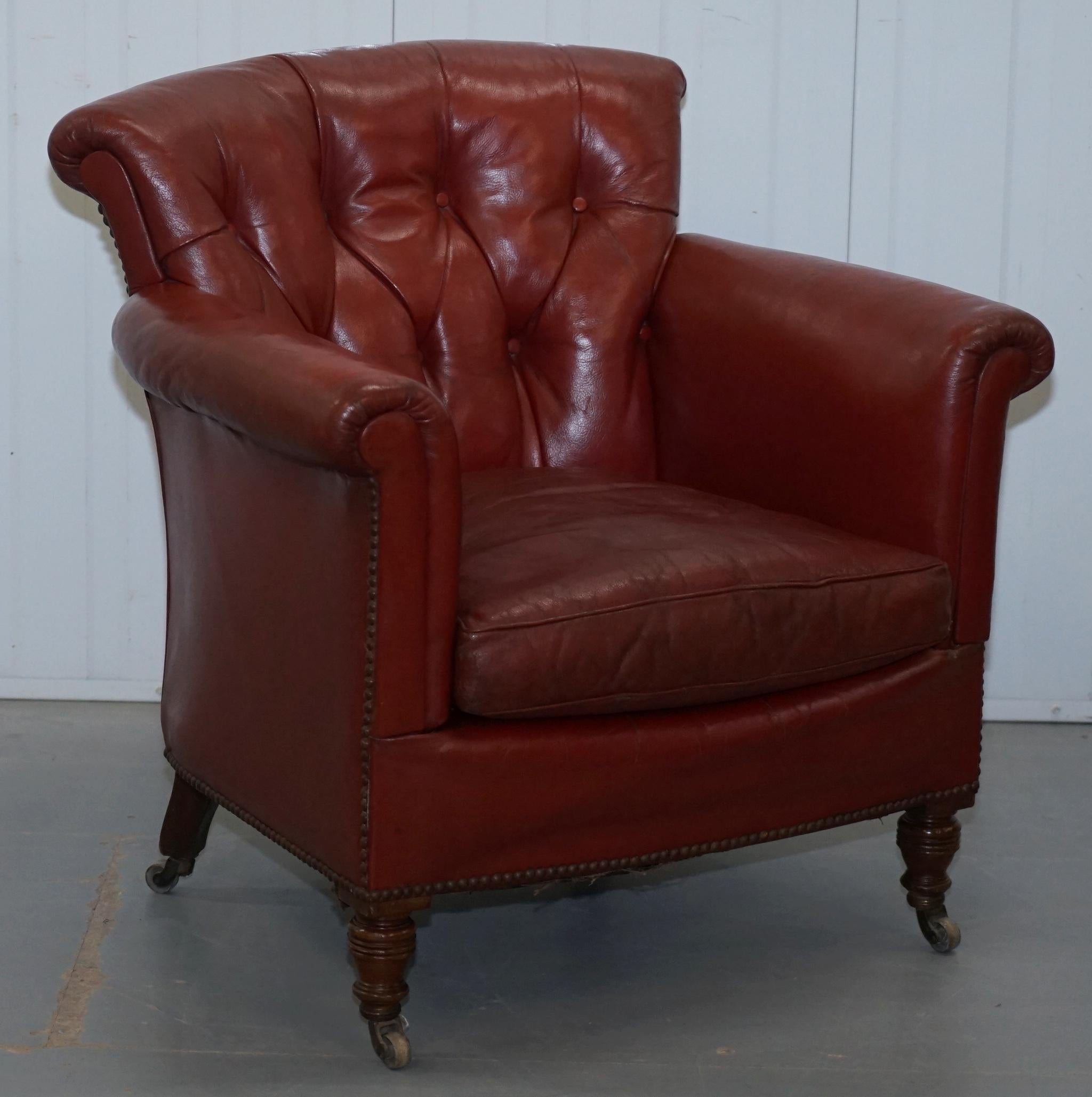 Wir freuen uns, diese einmalige Gelegenheit, ein Paar originaler Howard & Sons Sessel aus blutrotem, viktorianischem Leder mit originalen Rollen zu besitzen, dem großen Sir Rod Stewart zum Verkauf anzubieten.

Nie wieder werden Sie in der Lage