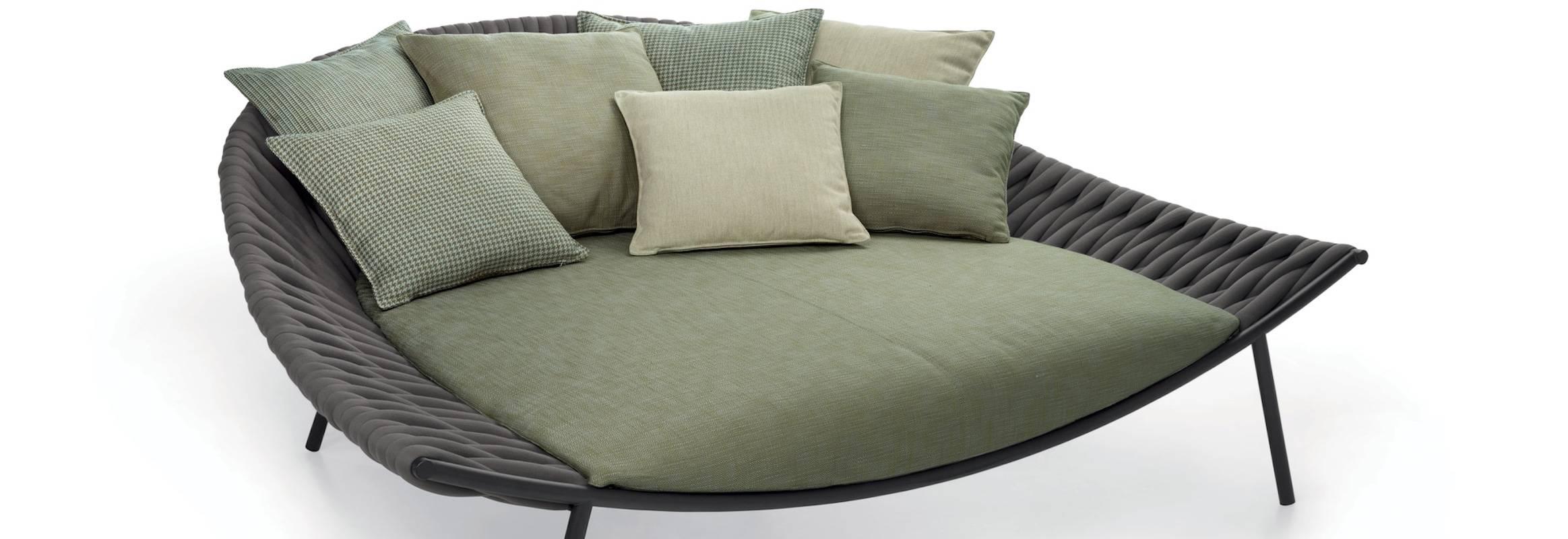 Contemporary Roda Arena Daybed or Lounge for Outdoors For Sale
