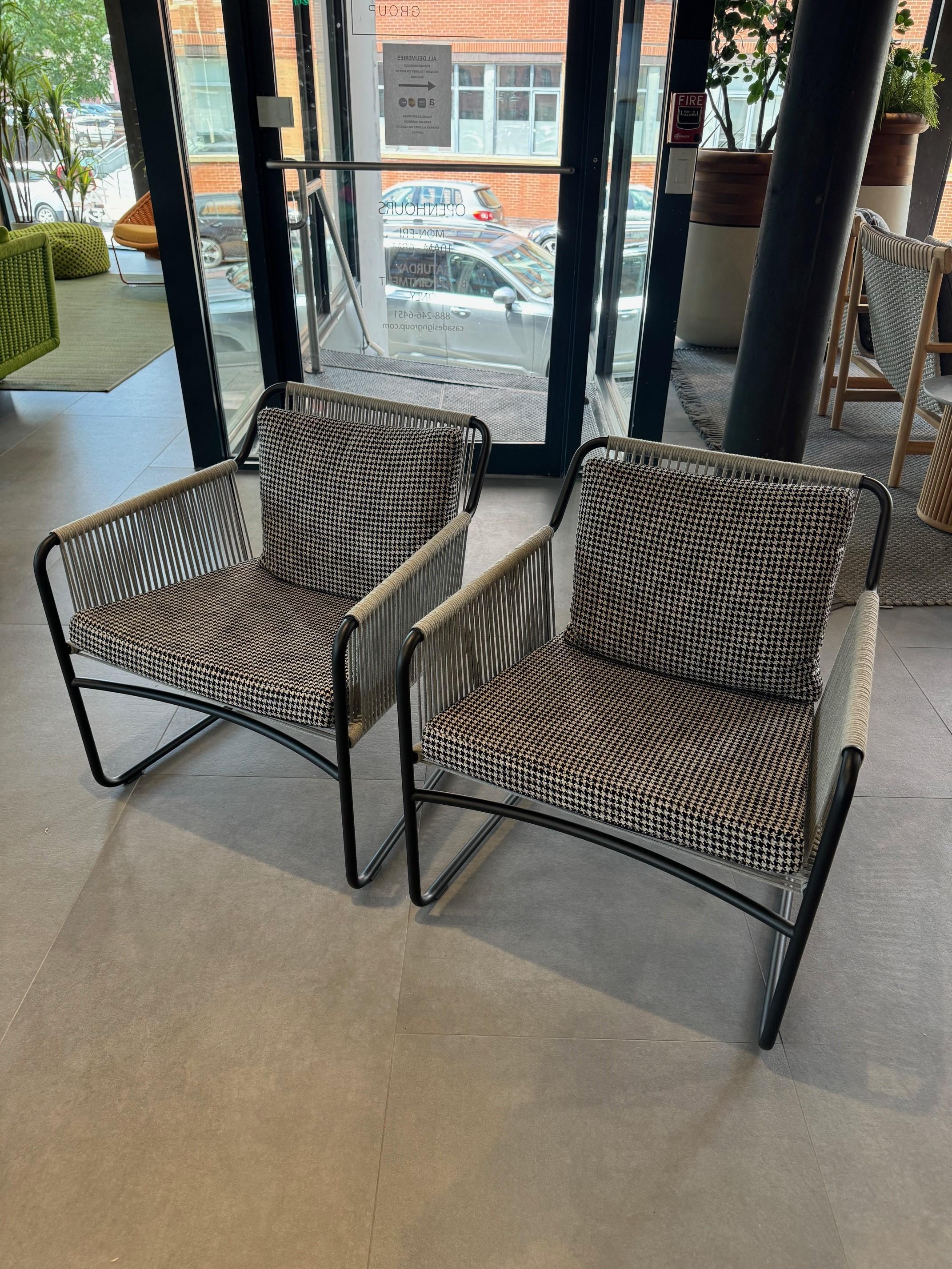 Roda Harp 768 Outdoor-Loungesessel - 2er-Set 
Entworfen von Rodolfo Dordoni für RODA
Pulverbeschichteter Aluminiumrahmen in rauchfarbener Ausführung mit grauem Seilgeflecht.
Inklusive Sitz- und Rückenkissen in weiß-schwarzem, gemustertem