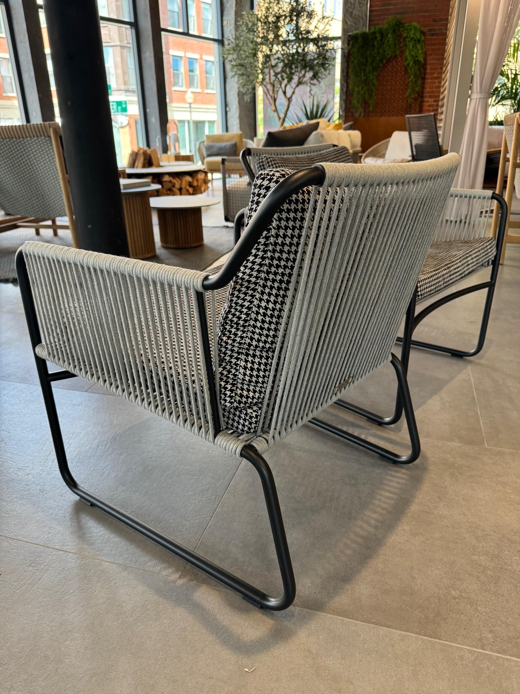 Roda Harp 768 Outdoor Lounge Chair - 2er-Set - Designed by Rodolfo Dordoni (Pulverbeschichtet) im Angebot