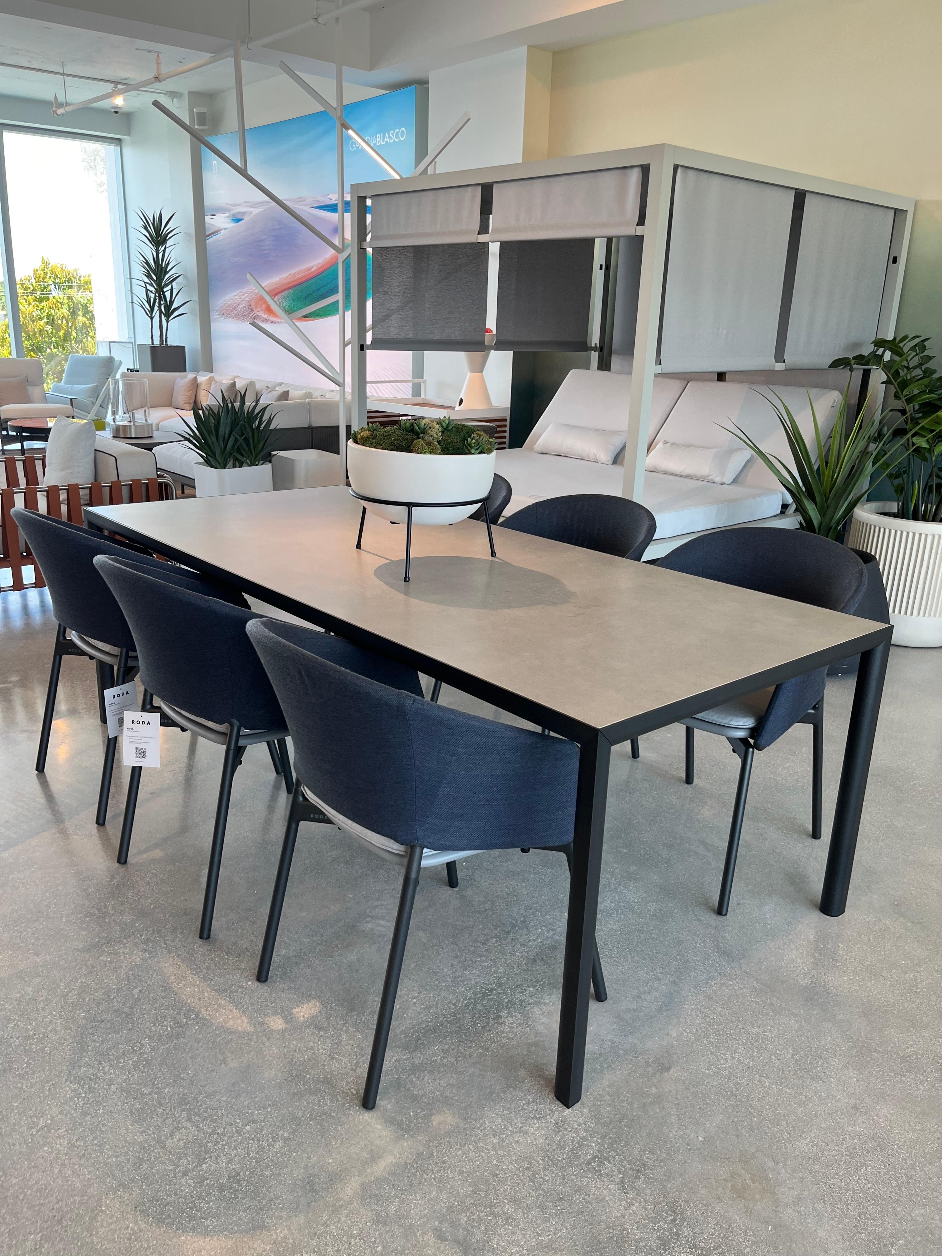 RODA Table de salle à manger Plein-Air et chaises Piper - Ensemble de salle à manger d'extérieur pour 6-8 personnes

Table : 86.75″ W × 39.375″ D × 29.125″ H
Six chaises Piper Dining Comfort : 22.75″ L × 24.25″ P × 33.25″ H, hauteur d'assise