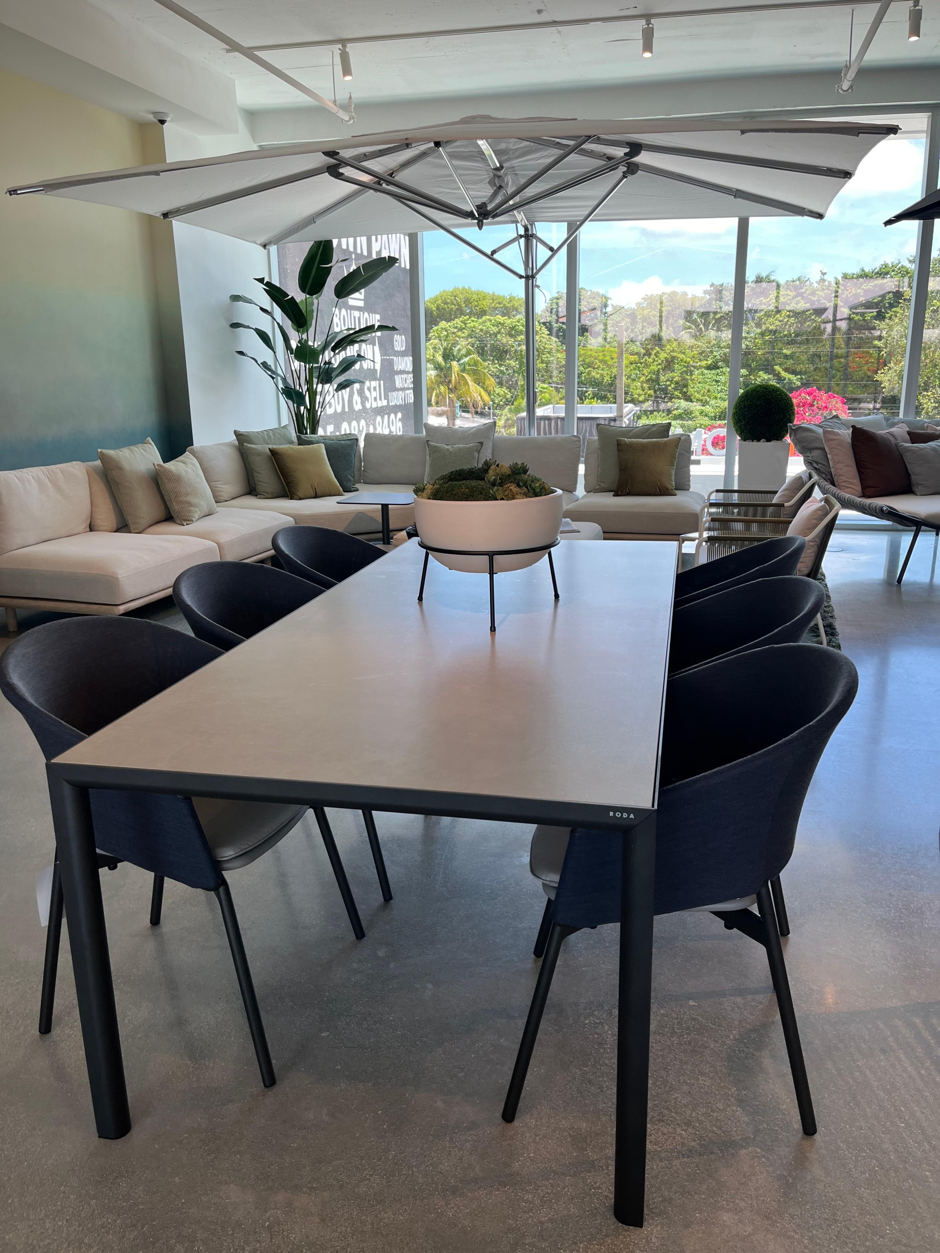 Moderne RODA Table de salle à manger Plein Air et chaises Piper Comfort - Ensemble de salle à manger pour l'extérieur en vente