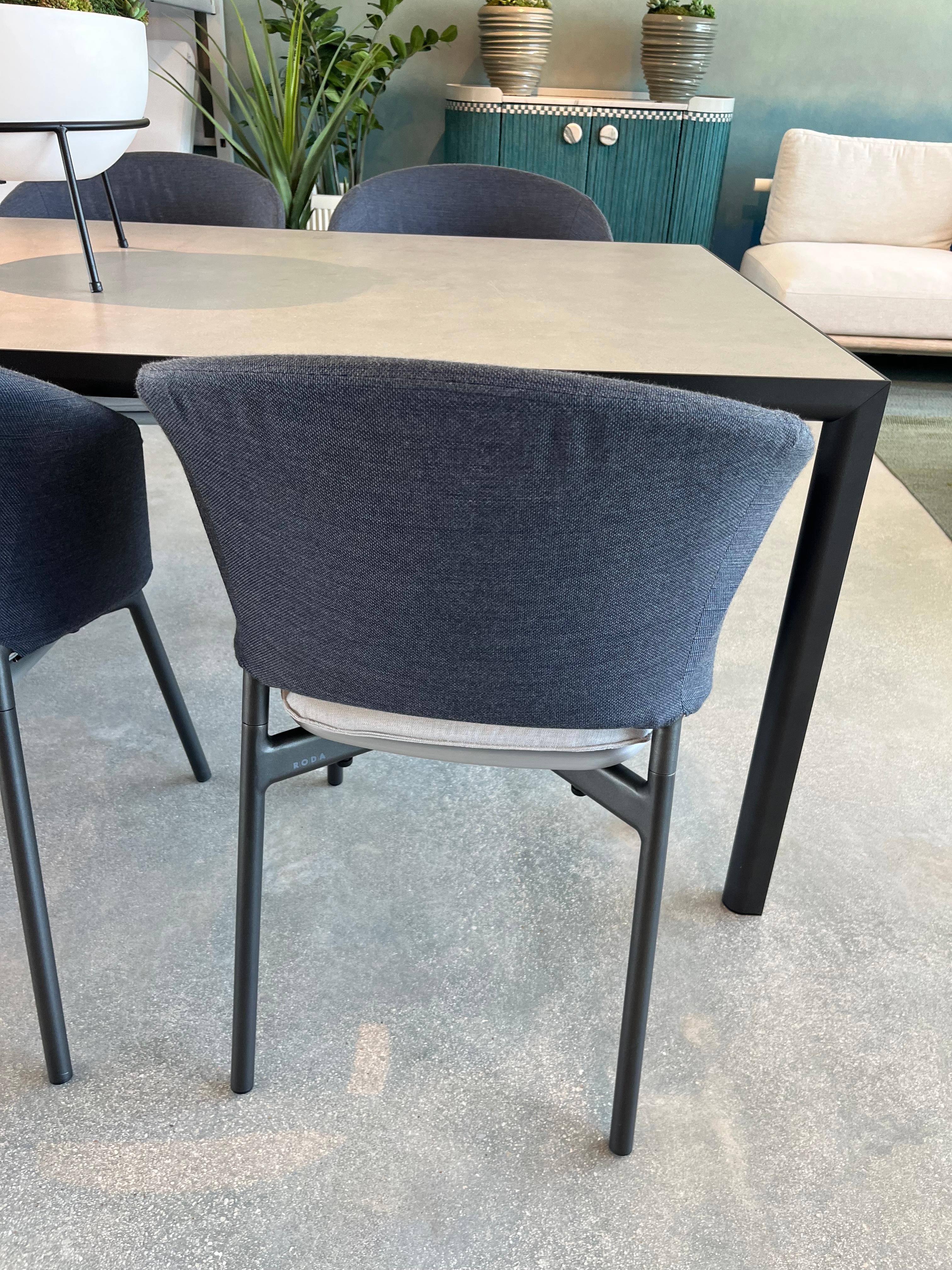 Poudré RODA Table de salle à manger Plein Air et chaises Piper Comfort - Ensemble de salle à manger pour l'extérieur en vente