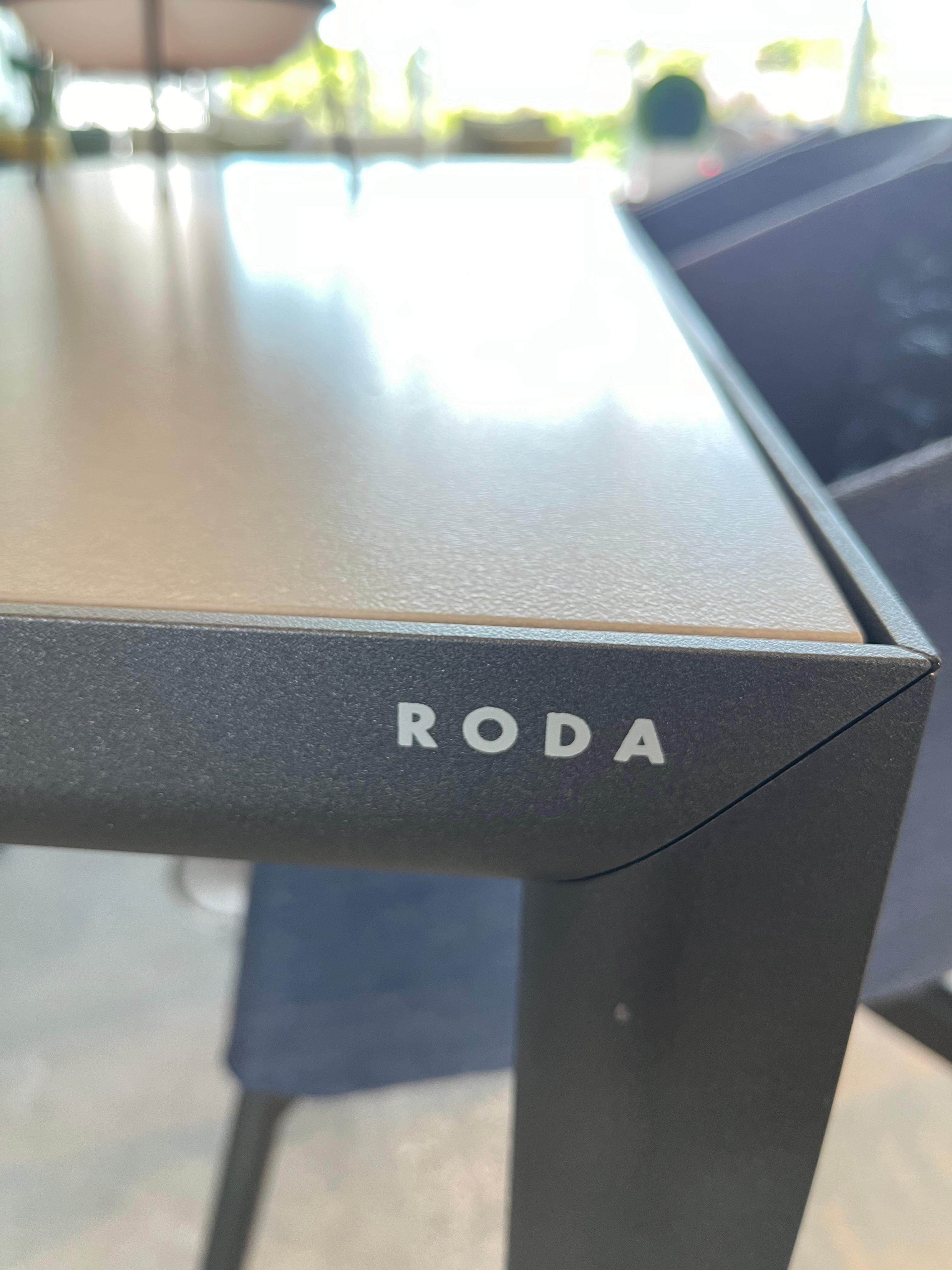RODA Table de salle à manger Plein Air et chaises Piper Comfort - Ensemble de salle à manger pour l'extérieur Neuf - En vente à Miami, FL