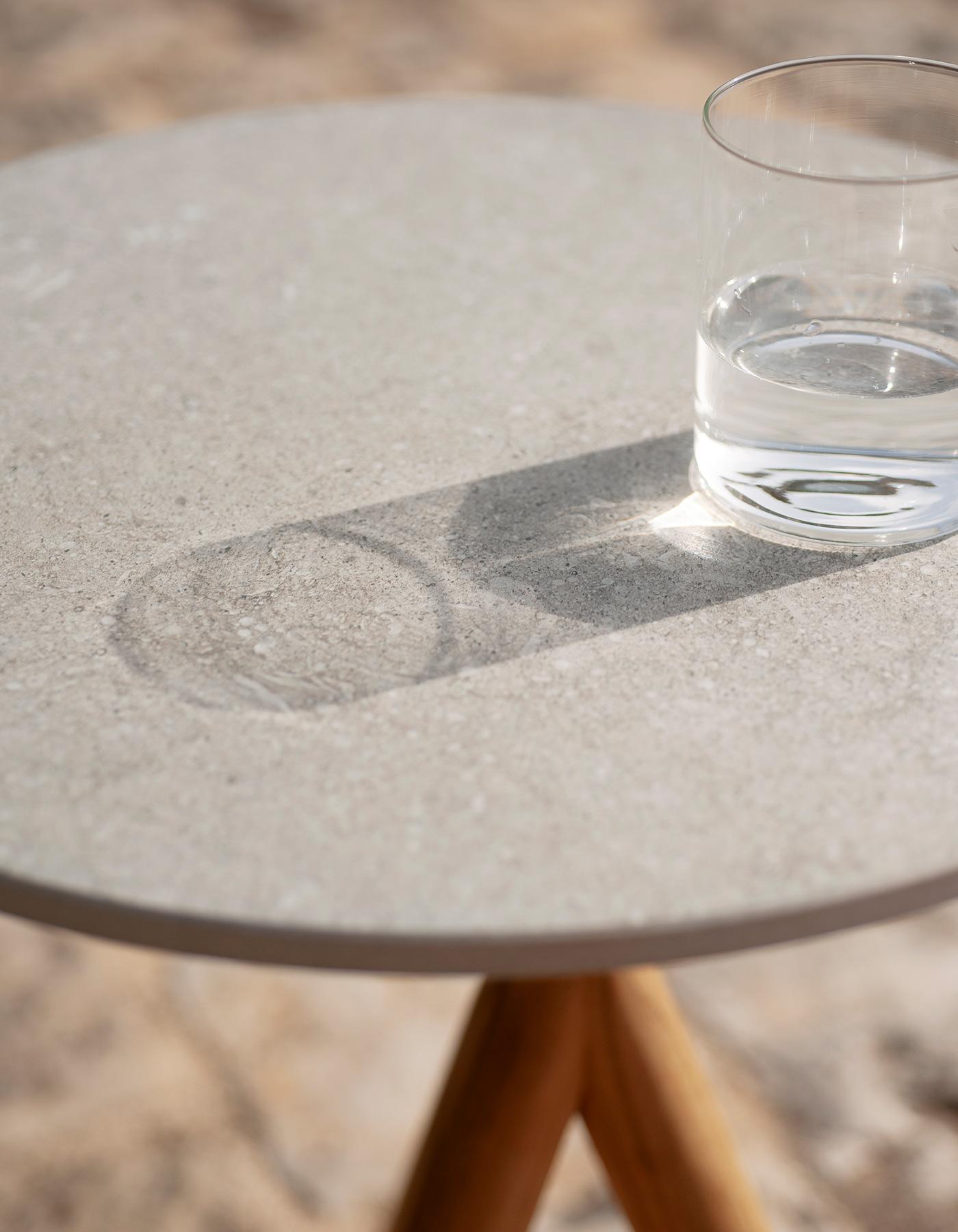 RODA Cigüeña Mesa auxiliar con patas de teca y tapa de piedra gris natural Moderno