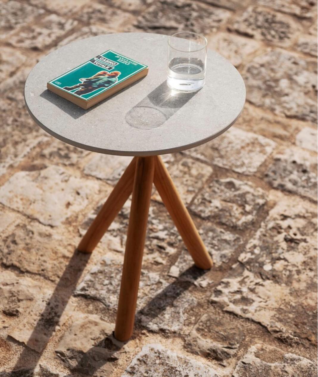 RODA Cigüeña Mesa auxiliar con patas de teca y tapa de piedra gris natural Siglo XXI y contemporáneo