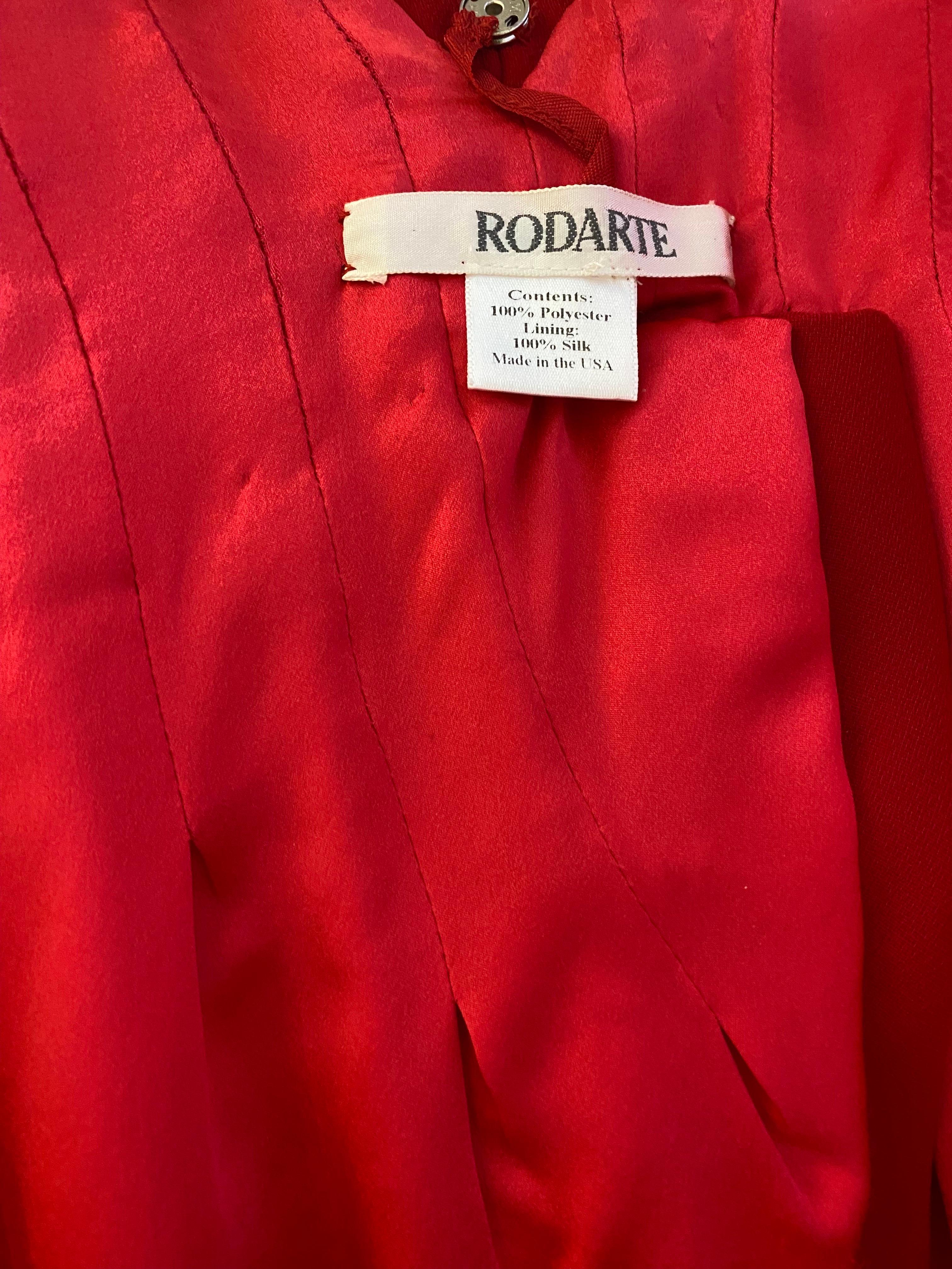 Rodarte 2011 Pasarela Top de cuello en V de crepé rojo y falda envolvente de lentejuelas.
Talla 6
Busto ajustado hasta 38 
Cintura de la falda : 30