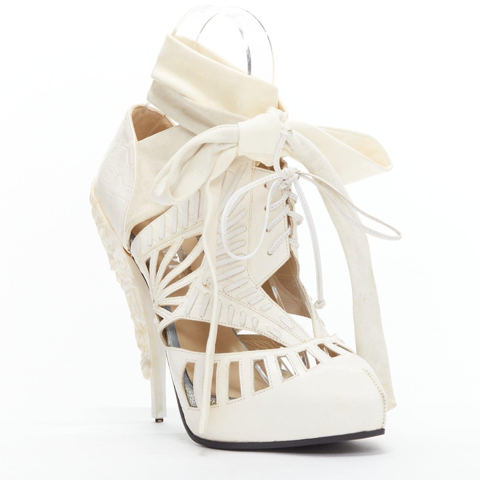 RODARTE Nicholas Kirkwood off white leather structural tie heels EU38
Reference: BSHW/A00173
Brand: Rodarte
Collection: Nicolas Kirkwood - Runway
Material: Leather
Color: Cream
Pattern: Solid
Closure: Ankle Tie
Lining: Nude Leather
Extra Details: