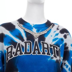 RODARTE Radarte Strass-Halskette, blau-schwarzes Tie-Dye-Baumwoll-Sweatshirt, Größe S