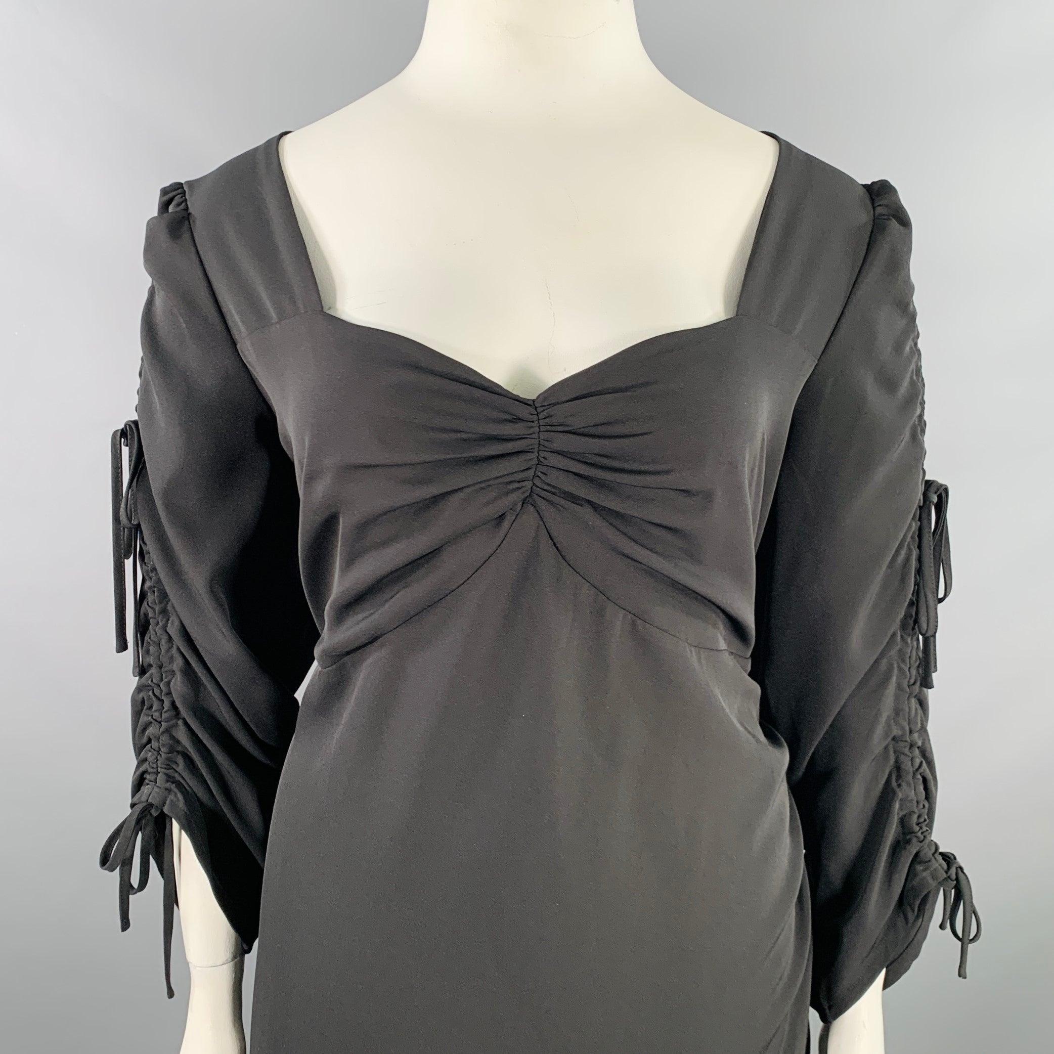 Vestito Rodarte x UNIVERSAL STANDARD in jersey di misto poliestere nero, caratterizzato da un design increspato con dettagli a cravatta sulle maniche, gonna asimmetrica e chiusura con cerniera posteriore. Nota: questo capo plus size utilizza il