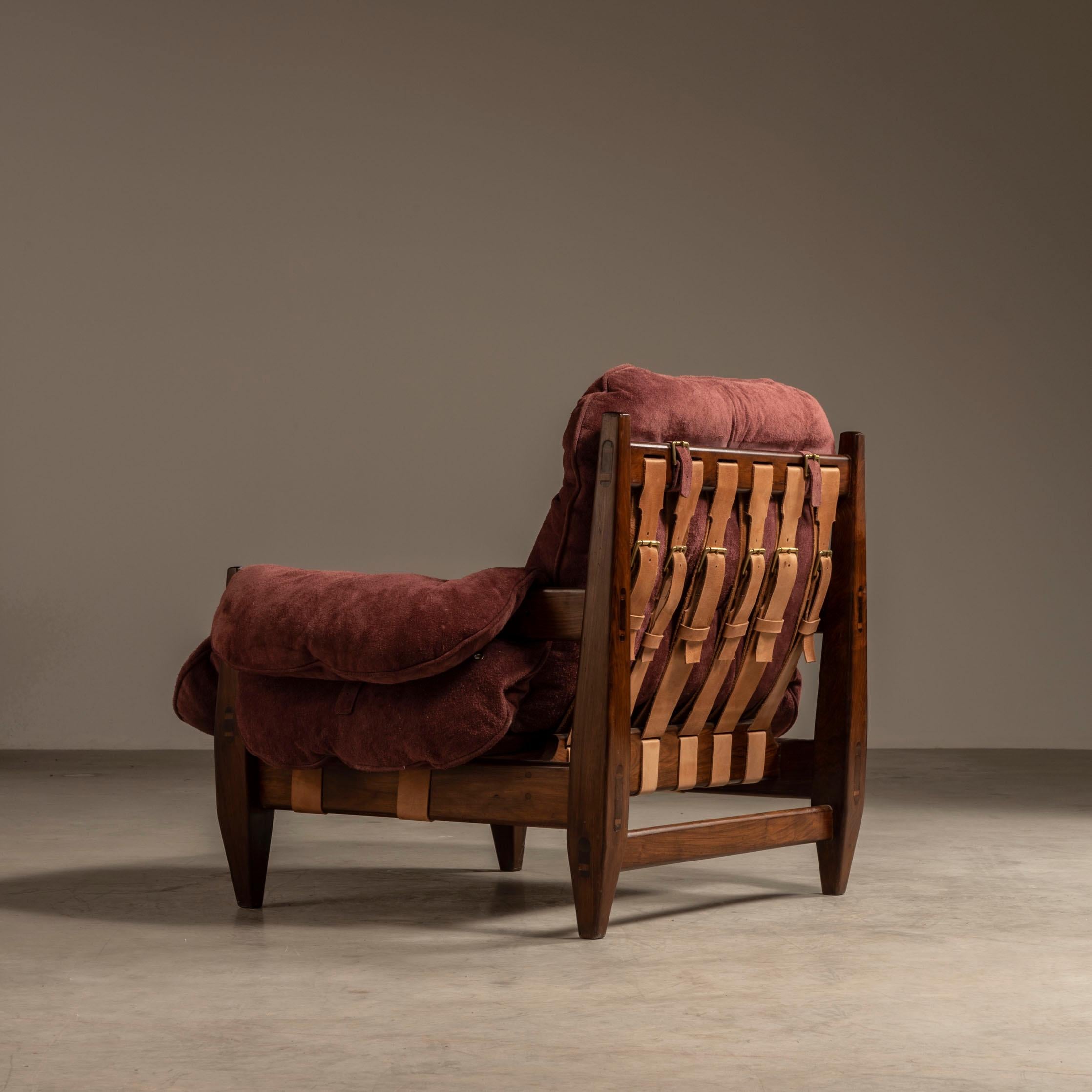 Rodeio Armchair, by Jean Gillon in Hardwood. Brazilian Midcentury Modern In Excellent Condition For Sale In Sao Paulo, SP