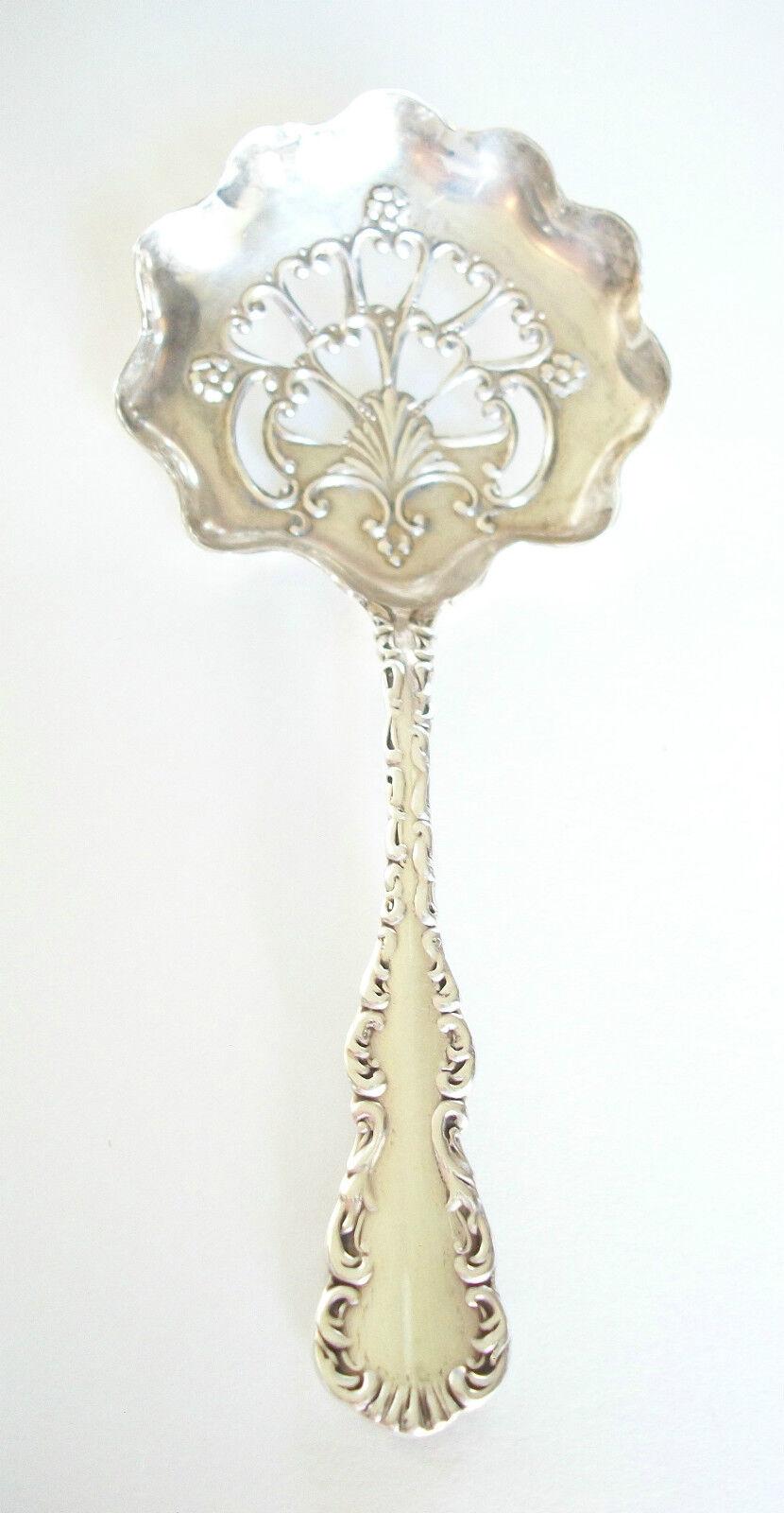 RODEN BROTHERS LIMITED - Louis XV pattern - Rare antique sterling silver serving spoon - signed/hallmarked on the back of the handle - Canada - circa 1910.

Excellent antique condition - no loss - no damage - no repairs - tarnishing & fine surface