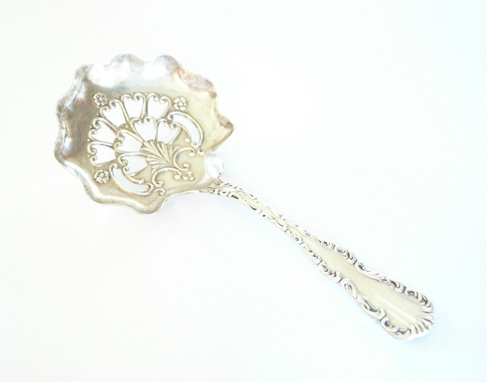 Repoussé RODEN BROTHERS - Louis XV - Sterling Silver Serving Spoon - Canada - Circa 1910 For Sale