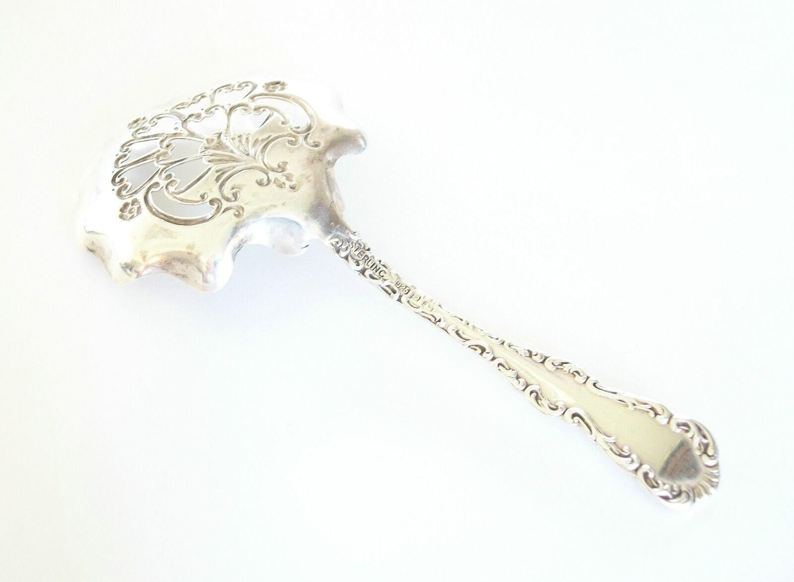 RODEN BROTHERS - Louis XV - Sterling Silver Serving Spoon - Canada - Circa 1910 In Good Condition For Sale In Chatham, ON