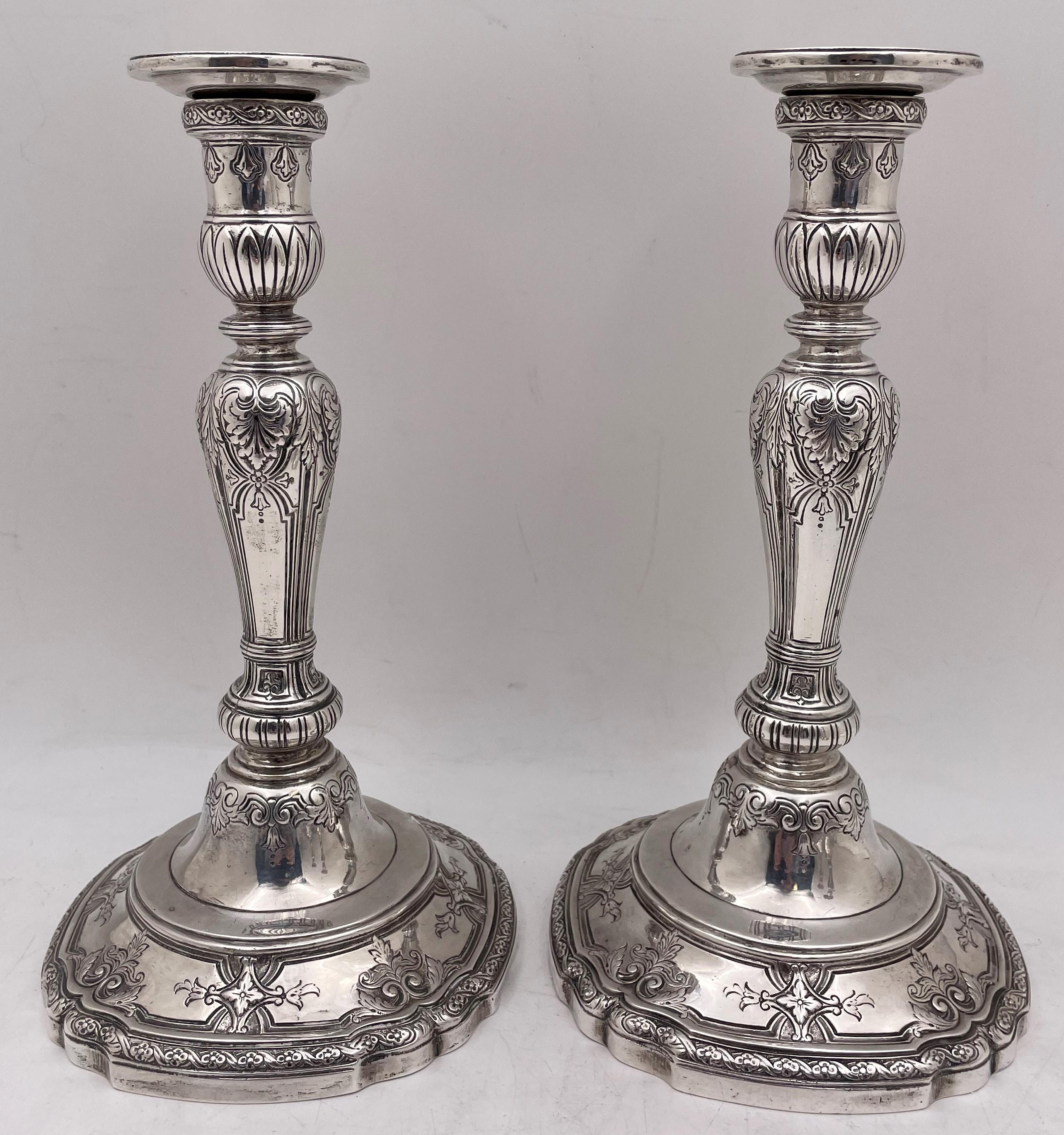 Roden Brothers, pair of Canadian sterling silver candlesticks, from the early 20th century, showing beautifully ornate floral and natural motifs and with removable bobeches. These high-quality candlesticks, with a heavy gage, measure 10'' in height