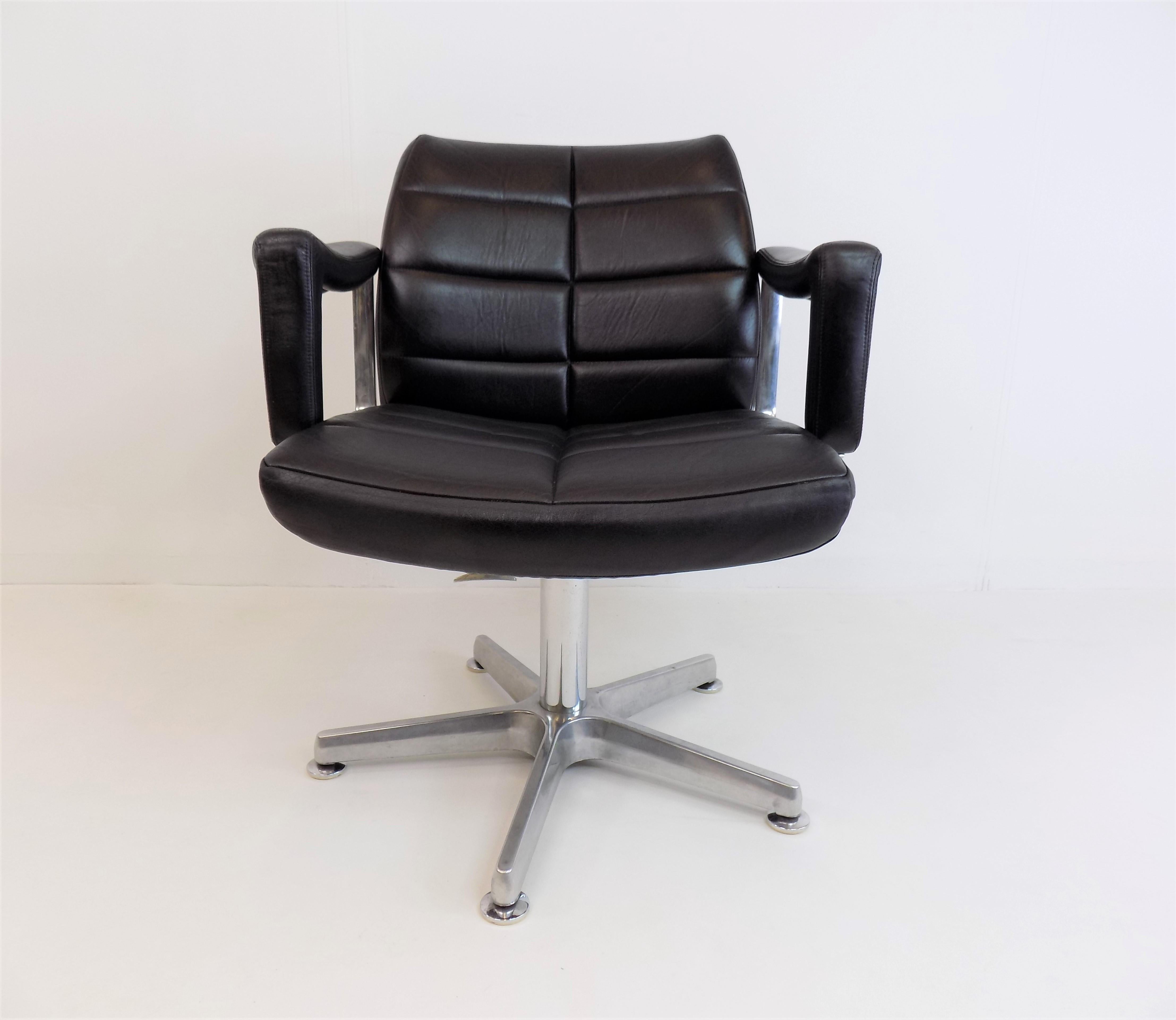 This Röder Söhne office chair is in excellent condition. The black leather is soft and only has a light patina on the armrests. The armchair is rotatable and has a tilting function. This design by Miller Borgsen from the 1960s always impresses with