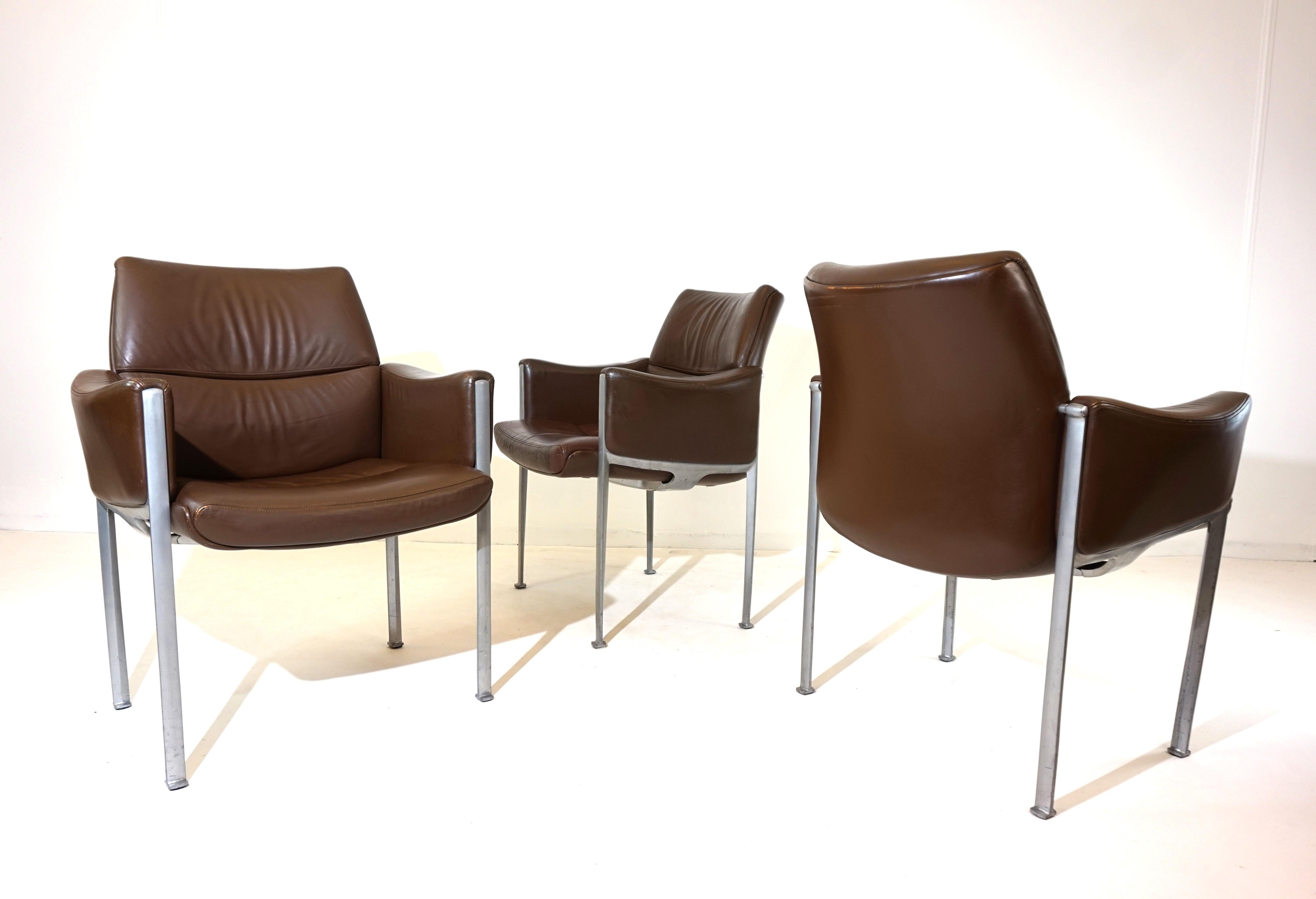 A set of 3 leather chairs with a solid metal frame from Röder Söhne in very good condition. The soft, brown leather of the seat and back cushions, as well as the wide armrests, only shows slight signs of wear. The back shells, also covered with